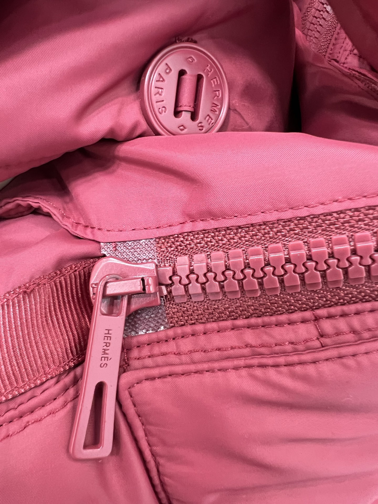 🔥🔥HERME*25新款菱形绗缝夹棉外套，系腰带设计中长款棉服。立体侧双开拉链设计，进口机压线格工艺，原