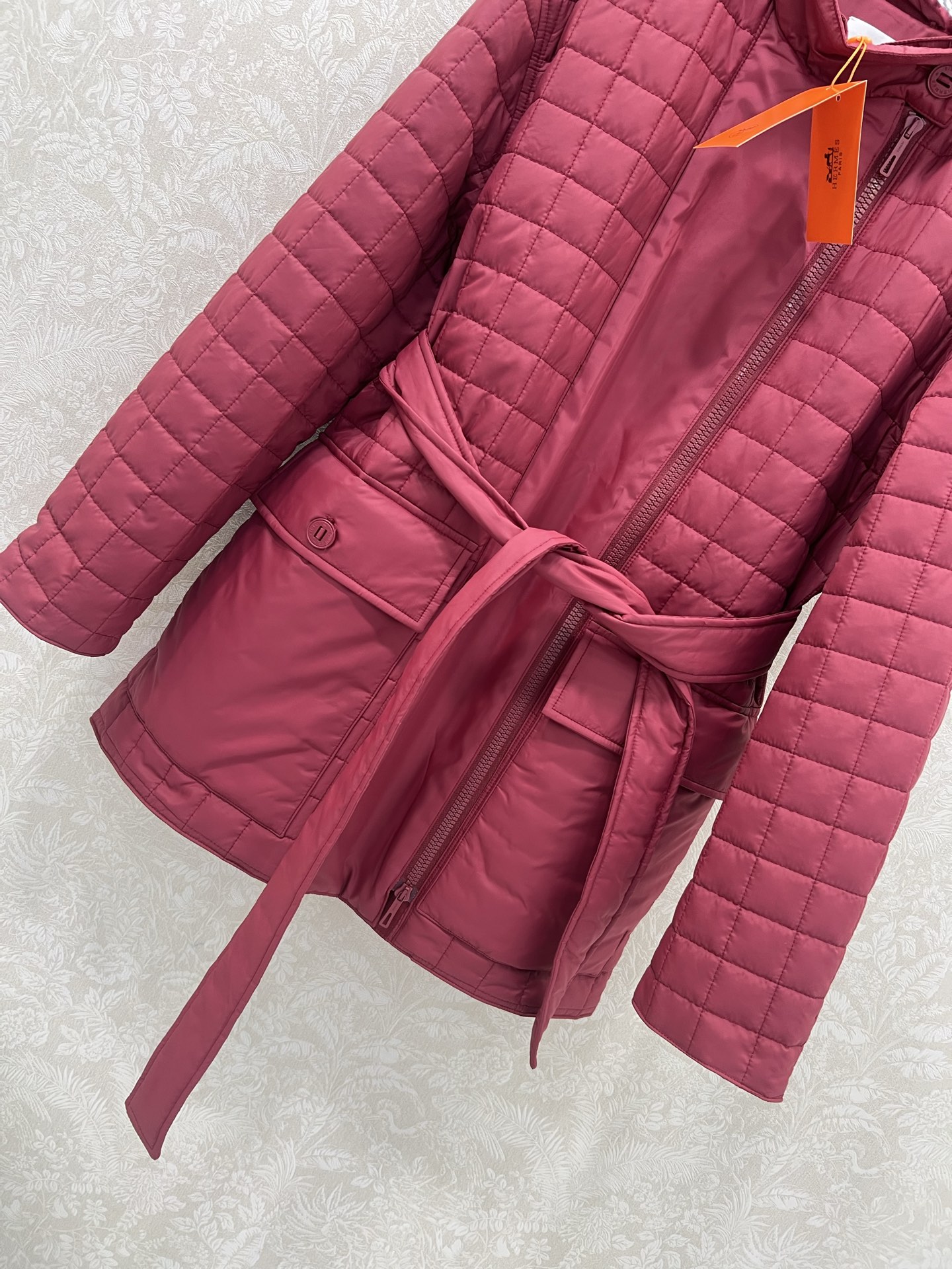 🔥🔥HERME*25新款菱形绗缝夹棉外套，系腰带设计中长款棉服。立体侧双开拉链设计，进口机压线格工艺，原