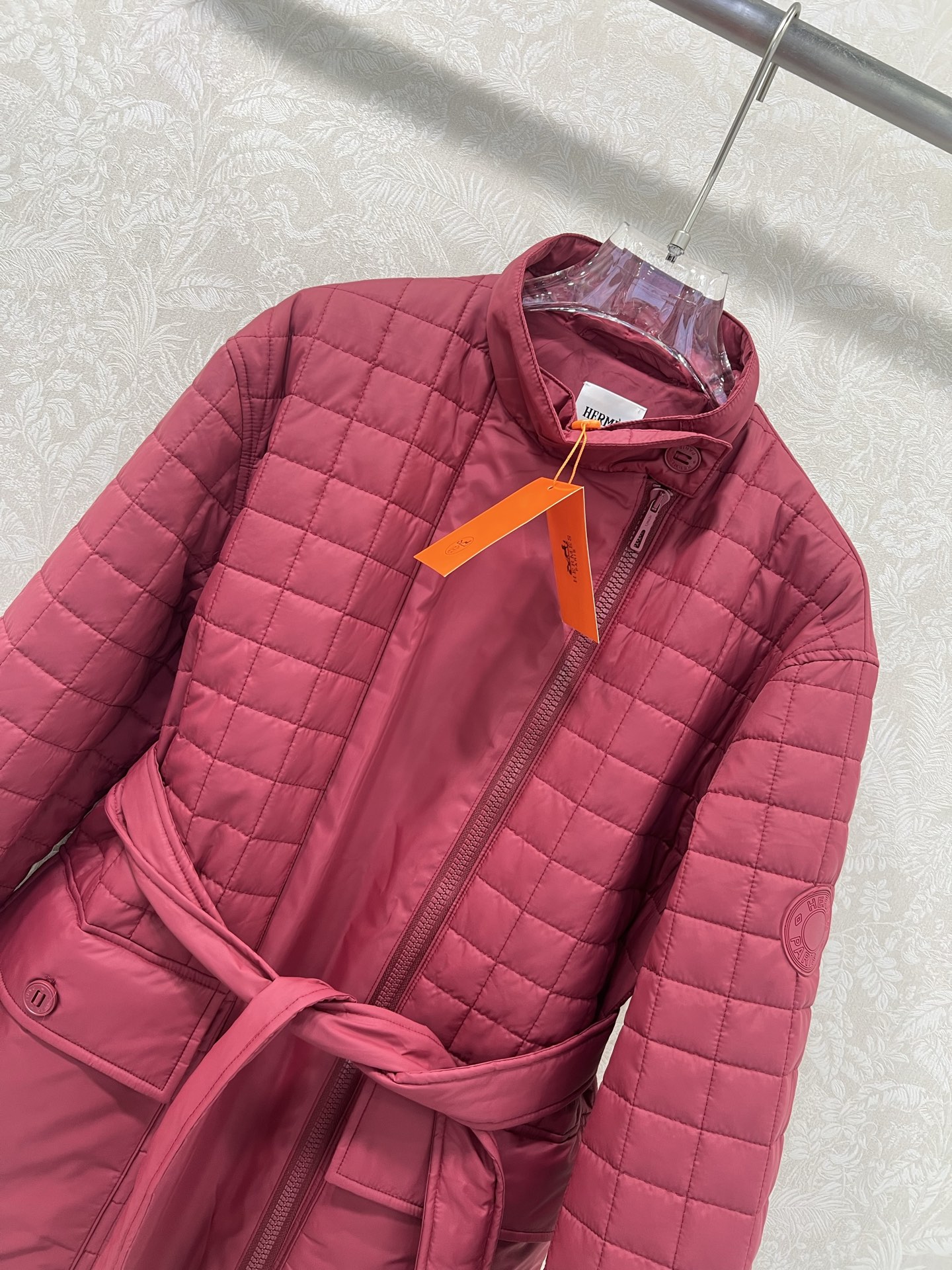 🔥🔥HERME*25新款菱形绗缝夹棉外套，系腰带设计中长款棉服。立体侧双开拉链设计，进口机压线格工艺，原