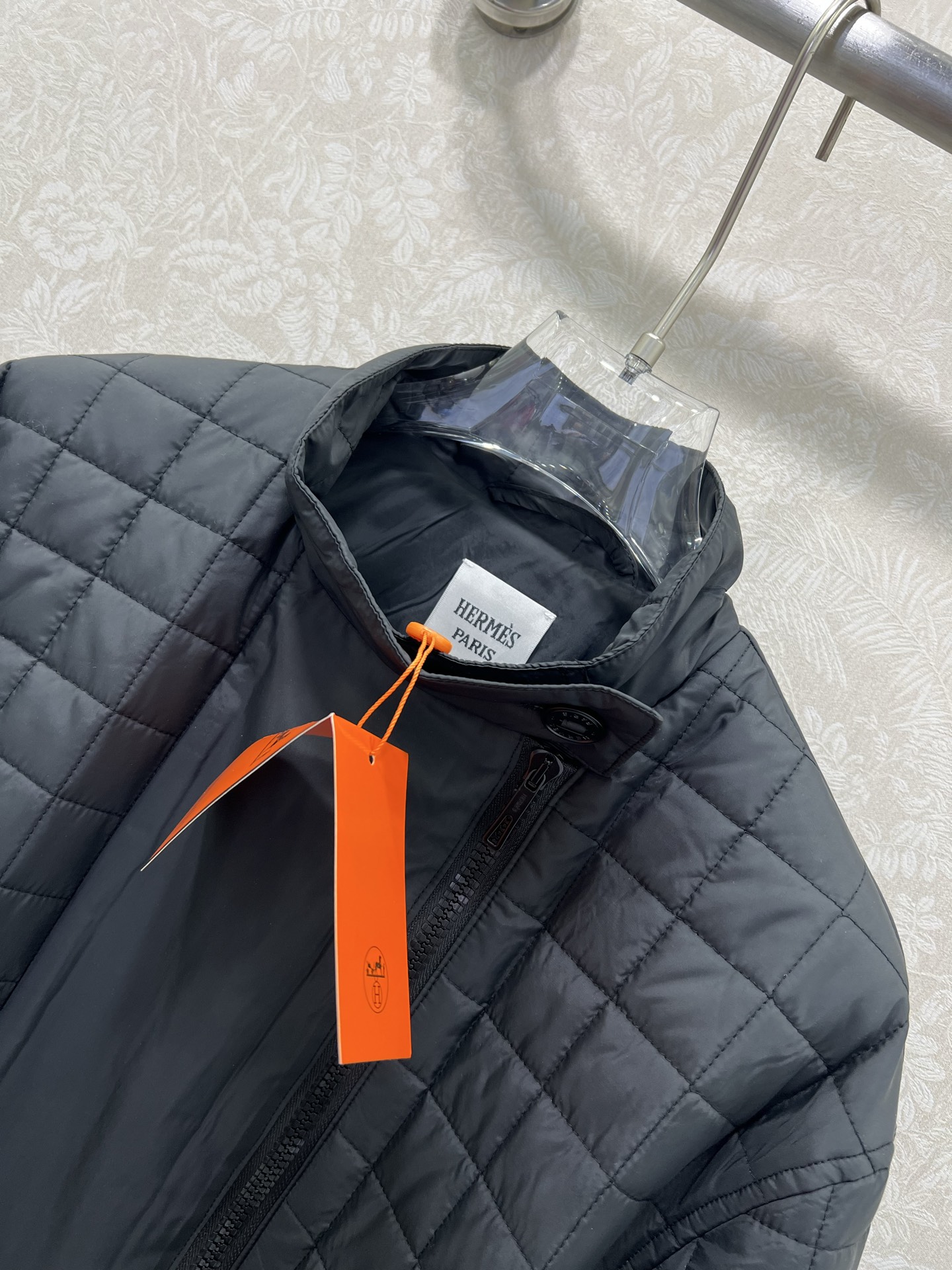 🔥🔥HERME*25新款菱形绗缝夹棉外套，系腰带设计中长款棉服。立体侧双开拉链设计，进口机压线格工艺，原