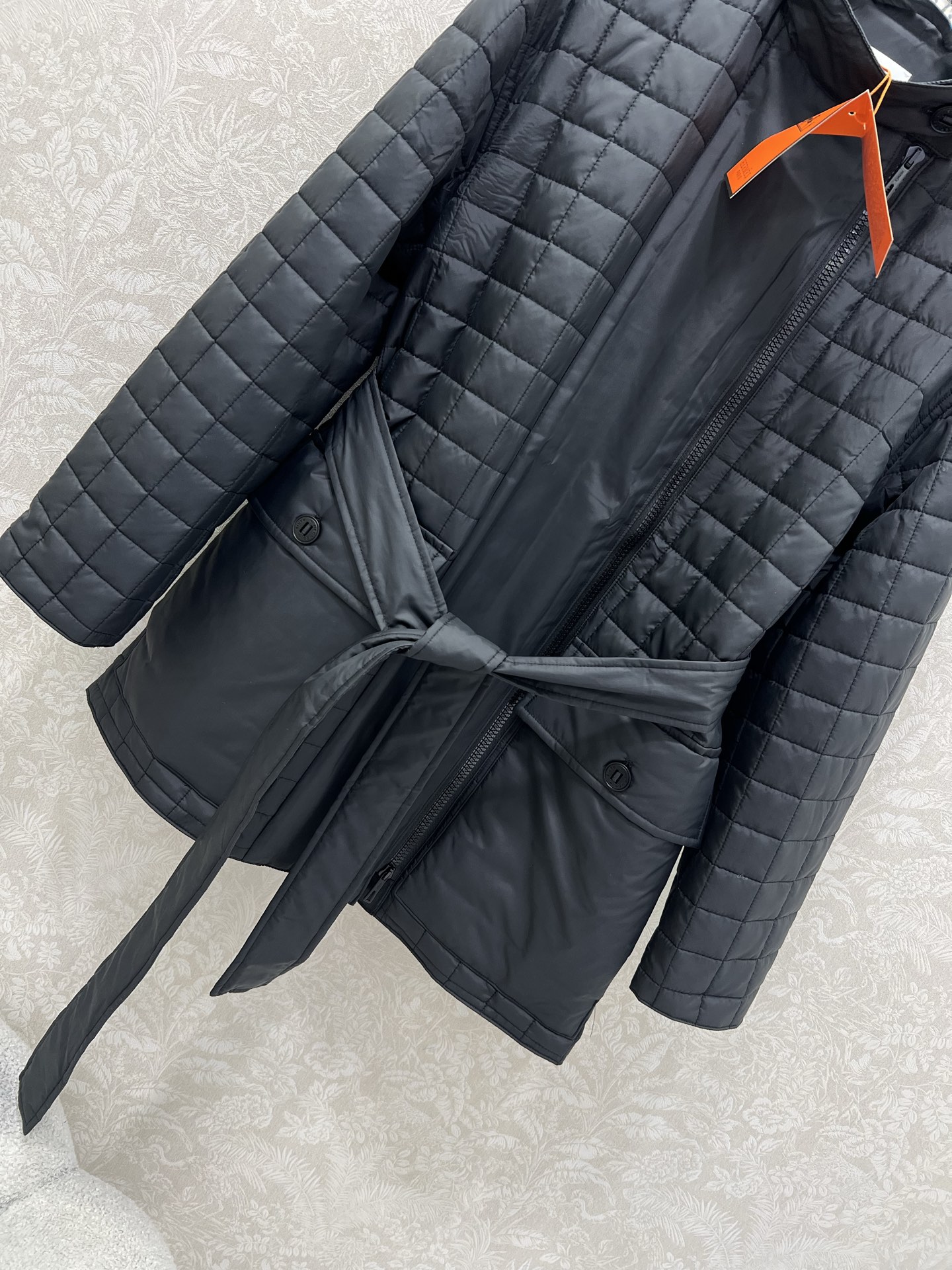 🔥🔥HERME*25新款菱形绗缝夹棉外套，系腰带设计中长款棉服。立体侧双开拉链设计，进口机压线格工艺，原