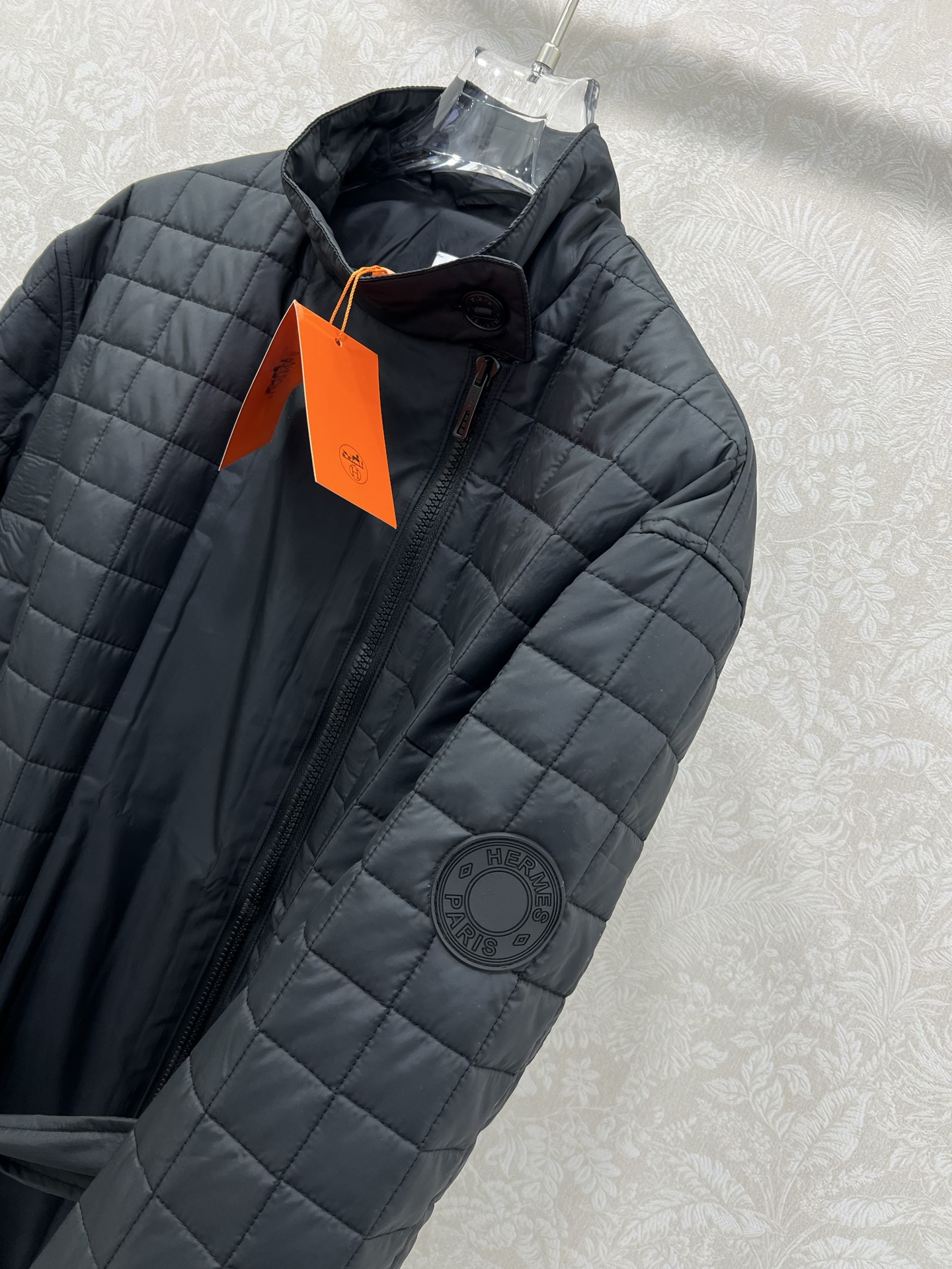 🔥🔥HERME*25新款菱形绗缝夹棉外套，系腰带设计中长款棉服。立体侧双开拉链设计，进口机压线格工艺，原