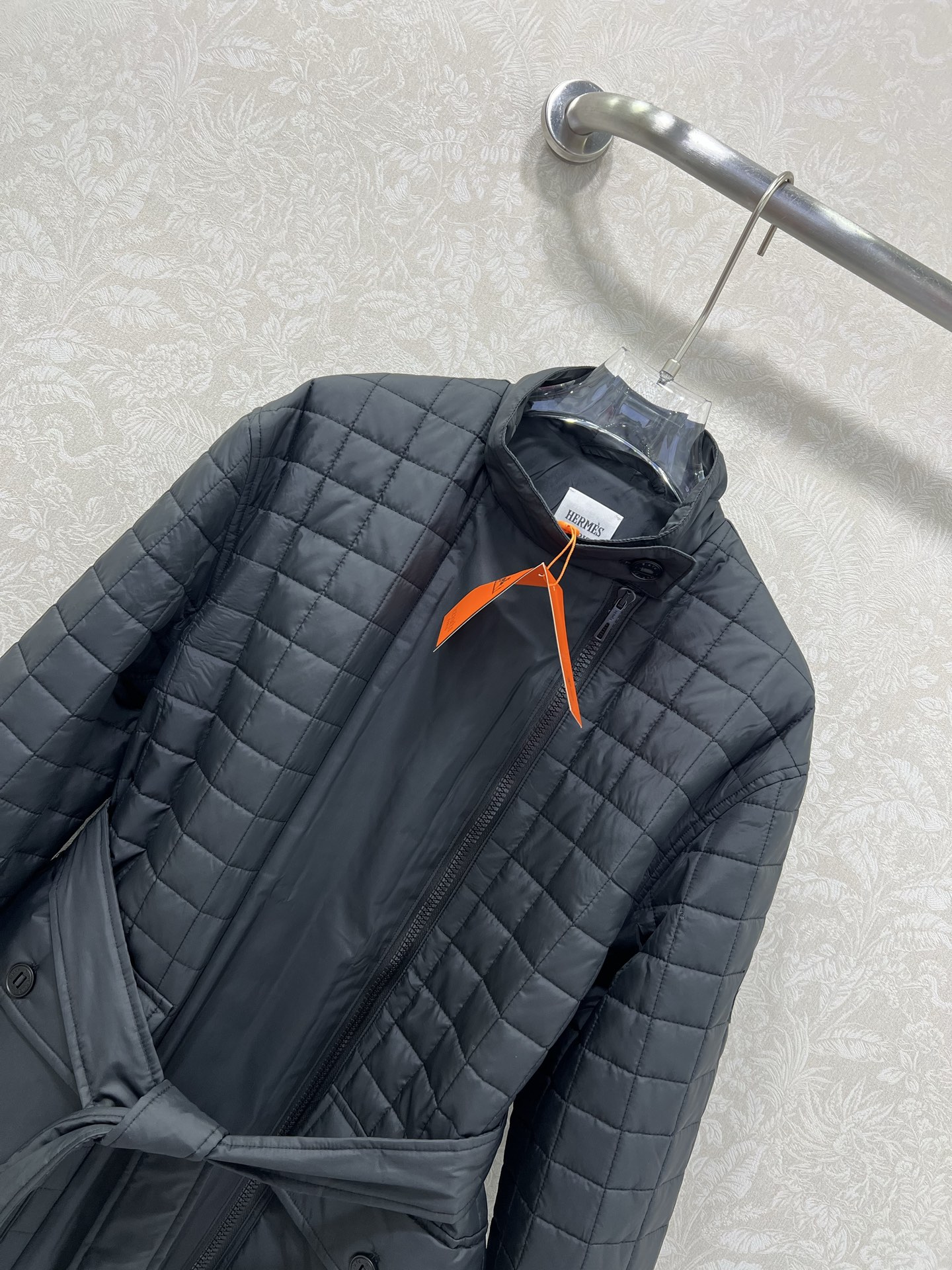 🔥🔥HERME*25新款菱形绗缝夹棉外套，系腰带设计中长款棉服。立体侧双开拉链设计，进口机压线格工艺，原