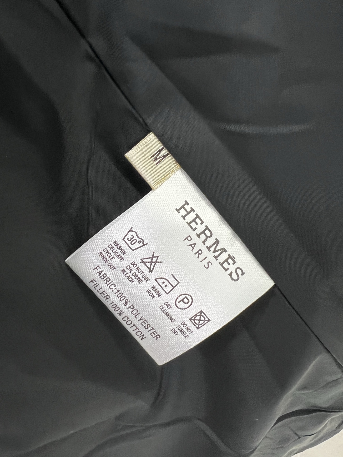 🔥🔥HERME*25新款菱形绗缝夹棉外套，系腰带设计中长款棉服。立体侧双开拉链设计，进口机压线格工艺，原