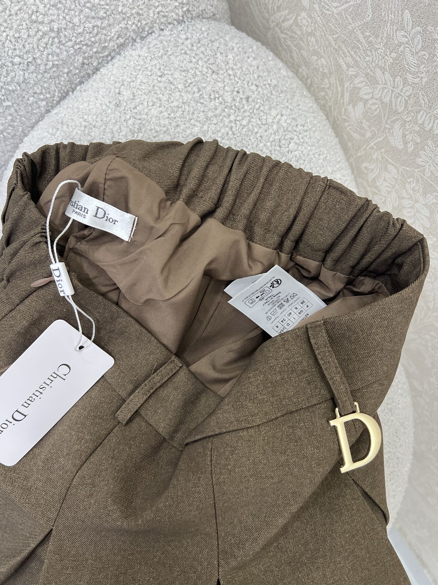 🔥🔥DIO* 25新款压褶半裙 腰头定制D字母五金挂件装饰 l恰到好处的长度 版型休闲又显腿直 腰胯部分