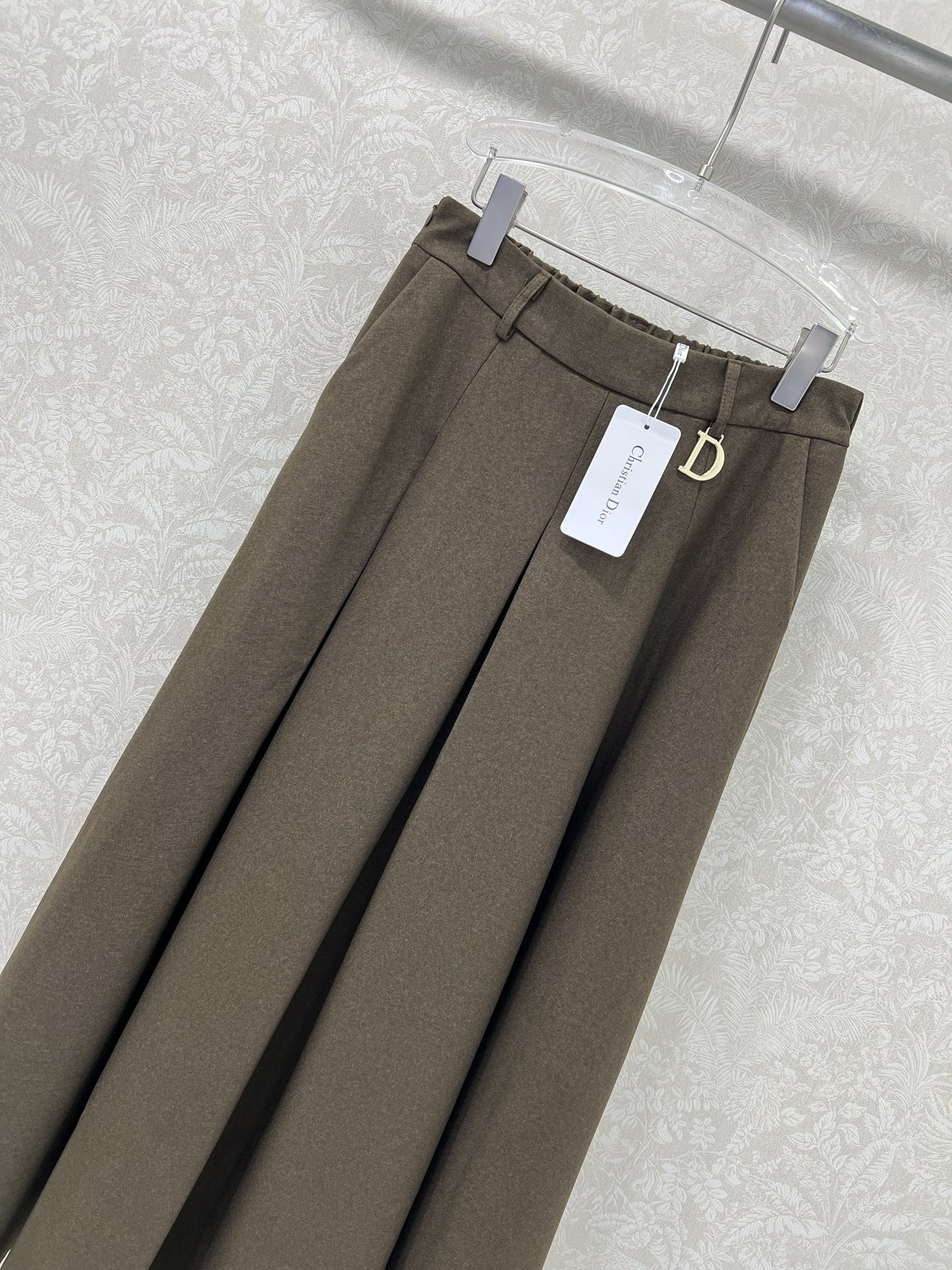 🔥🔥DIO* 25新款压褶半裙 腰头定制D字母五金挂件装饰 l恰到好处的长度 版型休闲又显腿直 腰胯部分