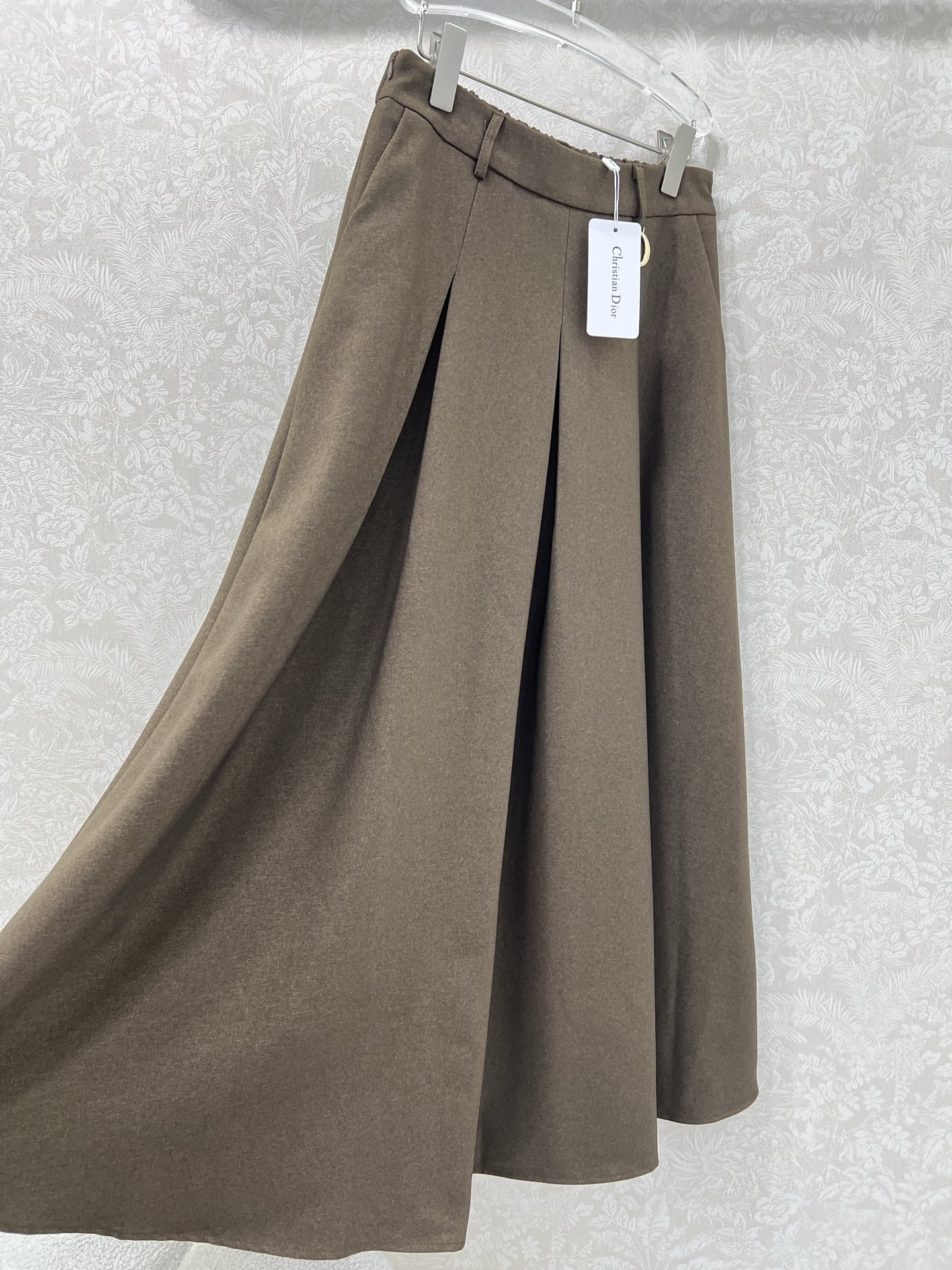 🔥🔥DIO* 25新款压褶半裙 腰头定制D字母五金挂件装饰 l恰到好处的长度 版型休闲又显腿直 腰胯部分