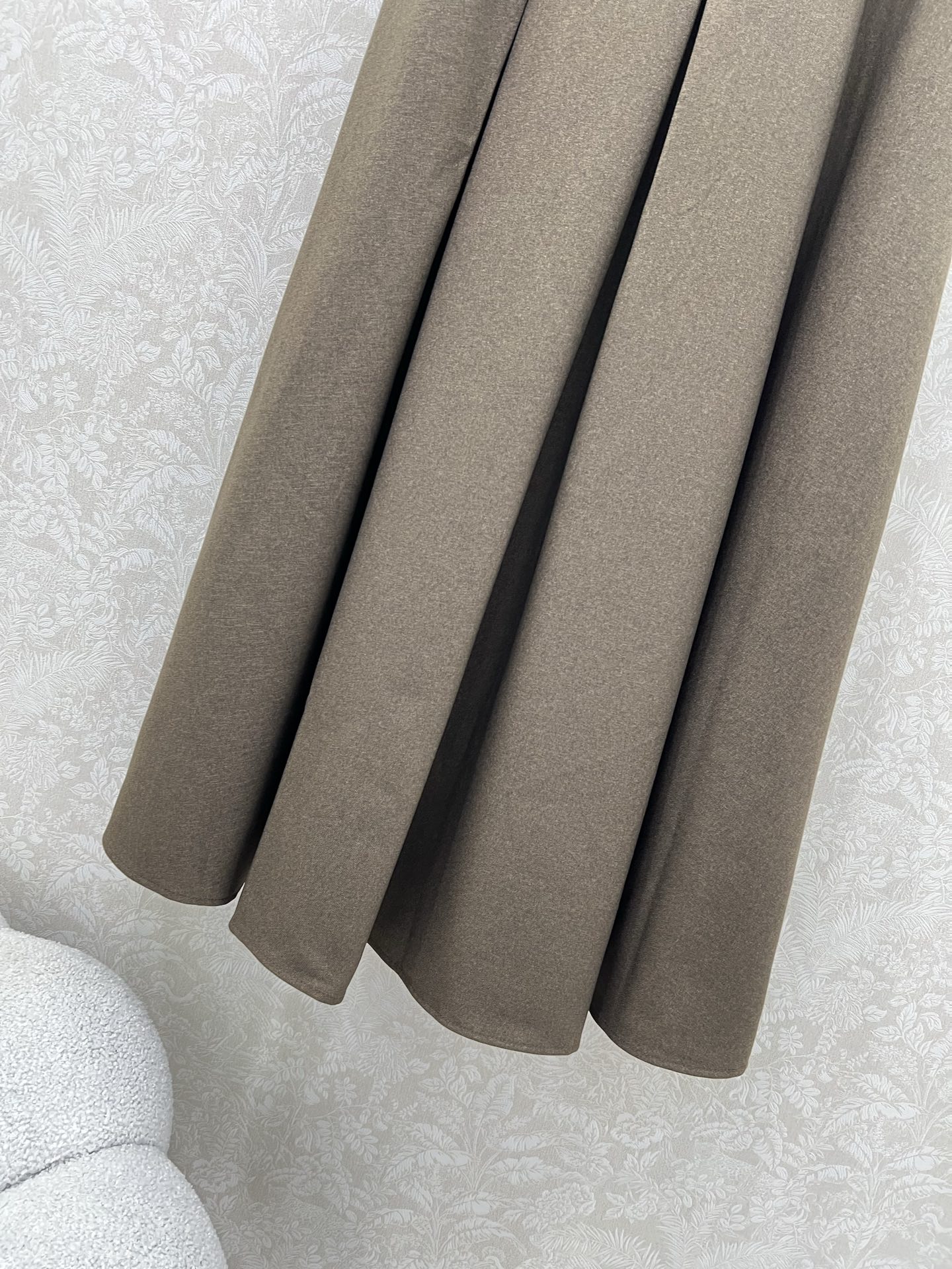 🔥🔥DIO* 25新款压褶半裙 腰头定制D字母五金挂件装饰 l恰到好处的长度 版型休闲又显腿直 腰胯部分