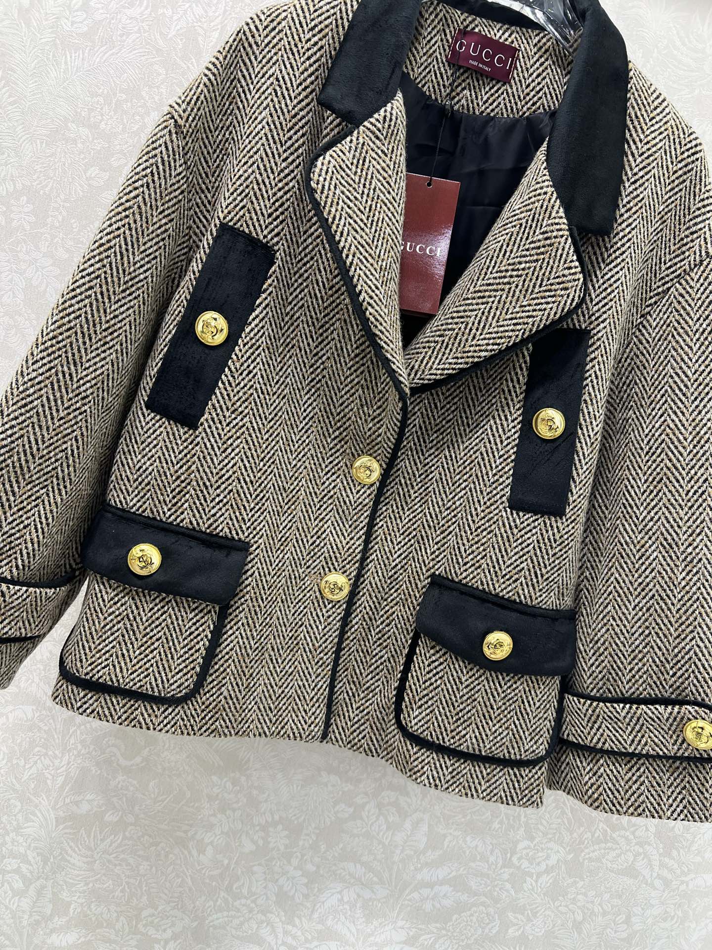 🔥🔥GUCC*25新款英伦学院风廓形外套！复古减龄学院派！气质大翻领人字纹进口羊毛面料高级又时髦！经典版