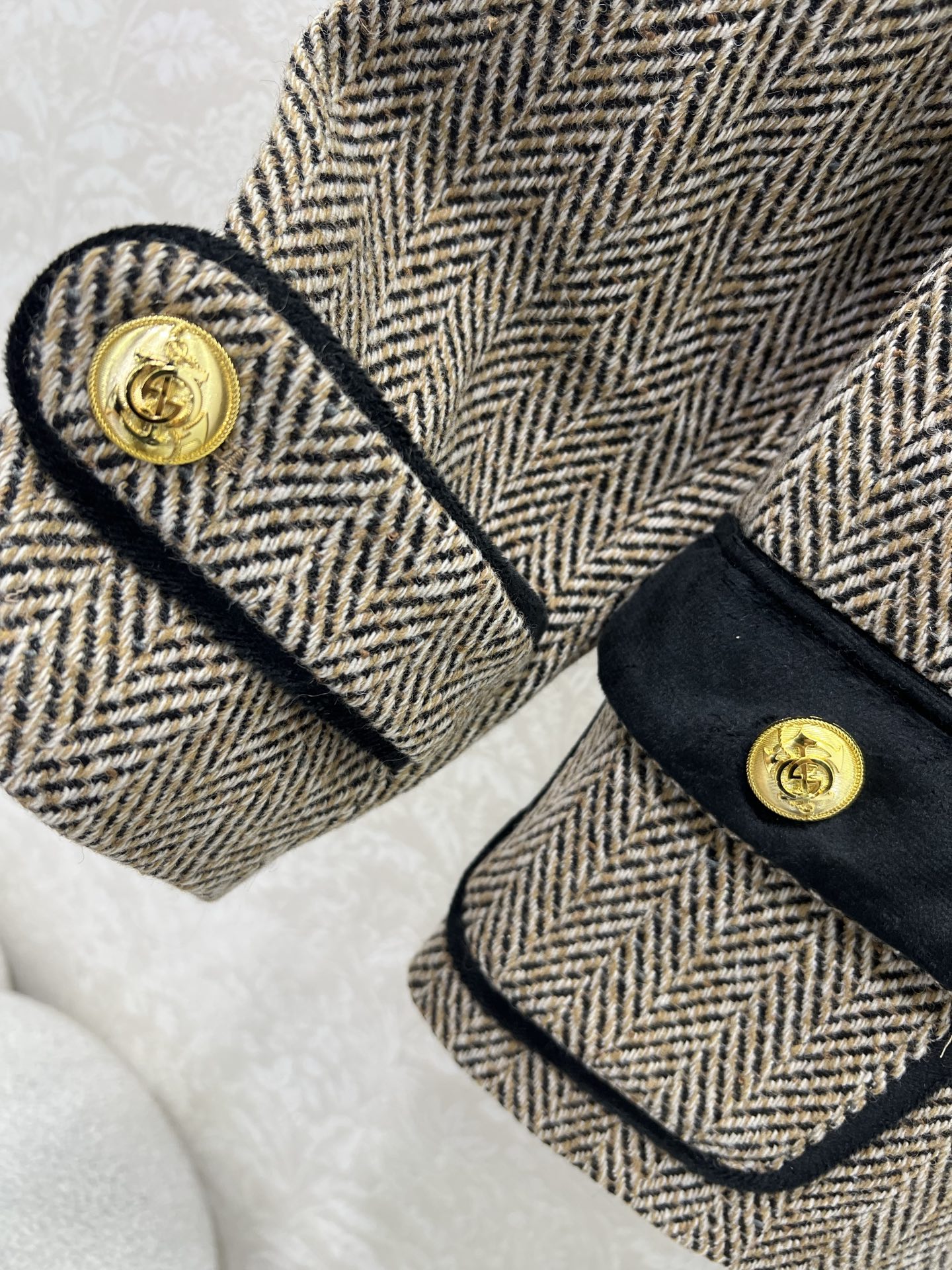 🔥🔥GUCC*25新款英伦学院风廓形外套！复古减龄学院派！气质大翻领人字纹进口羊毛面料高级又时髦！经典版