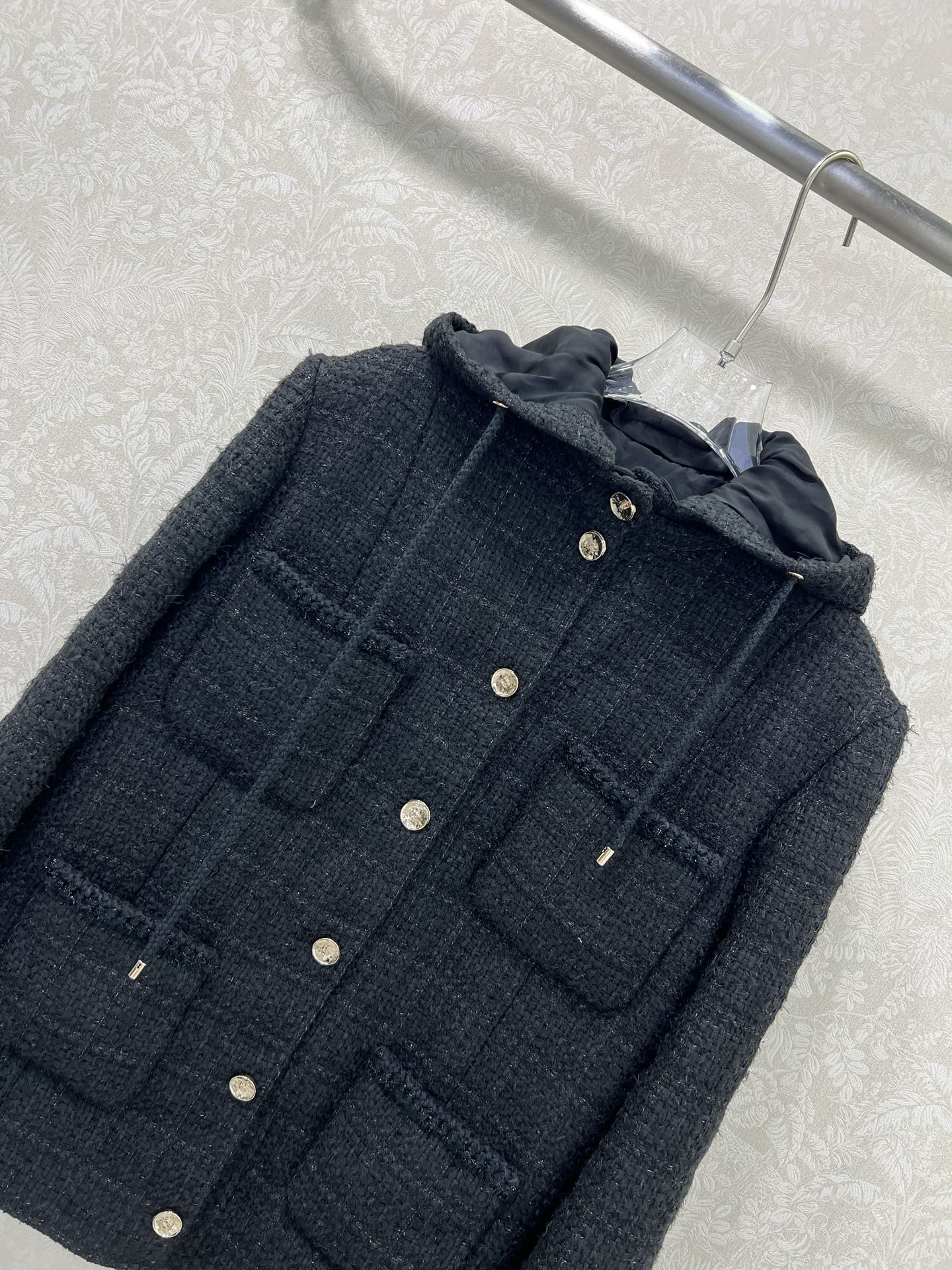 🔥🔥chan*l 25新款可拆卸连帽黑色四口袋外套 百分百内衬真丝版本‼️手工坊系列同步上新啦 秀场同款