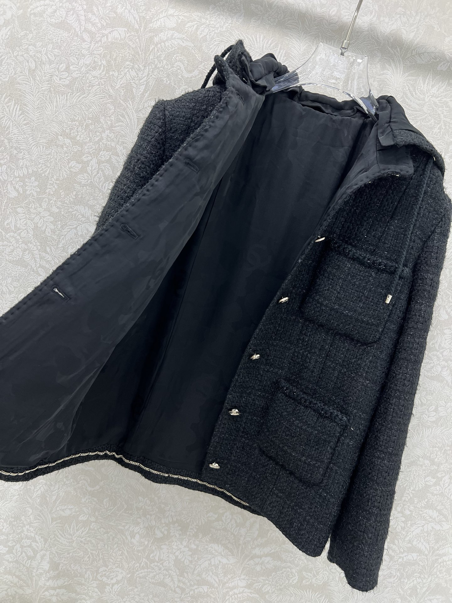 🔥🔥chan*l 25新款可拆卸连帽黑色四口袋外套 百分百内衬真丝版本‼️手工坊系列同步上新啦 秀场同款