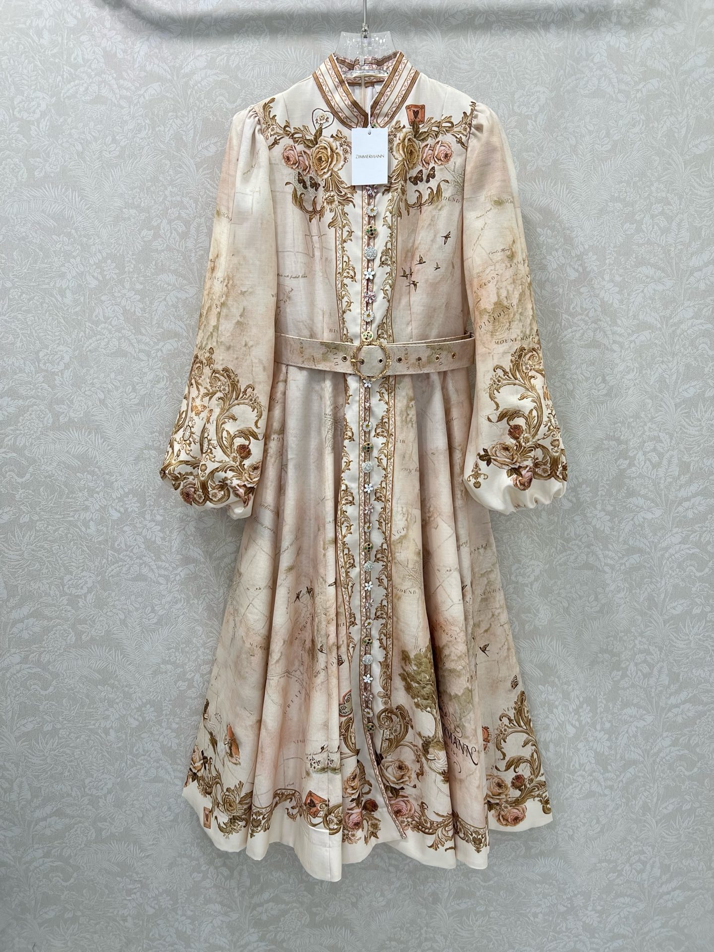 NO:639248,Zimmerman*/Zimmerman 25 new positioning printing series are now available ~ long dress, small stand-up collar and lantern sleeve design printed with brand letters, custom-made Duobao pattern hardware on the front, super eye-catching and eye-catching. The cuffs are tightened into puff sleeves. Original fabric color belt is included. The skirt is oversized and the materials are full of sincerity. Super invincible fairy style. Heavy-duty details, perfect reproduction of the counter style. Full of high-end, super correct version, casual wear shows off your temperament.  Long single color size 4 SMLXL, Zimmerman-clothing, skirts, alexander wang19860909Zimmerman*兹/默曼 25新款定位印花系列 同步上新啦~长款连衣裙 品牌字母印花小立领和灯笼袖设计 前襟定制多宝花样五金 超吸睛让人眼前一亮 袖口收紧变成泡泡袖 配送本布色系腰带 裙身超大摆用料诚意满满 超无敌仙女款 重工细节,完美复刻专柜款 高级感满满,版型超正 随意一搭都显气质 长款 单色4码SMLXL,兹默曼-服装,skirts,alexander wang,Women's clothing