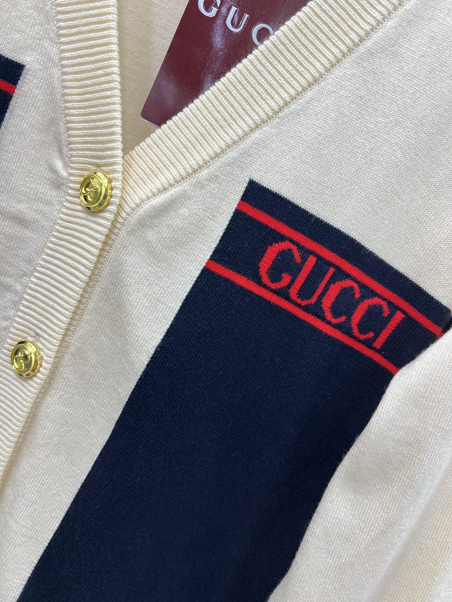 🔥🔥Gucc*25新款V领撞色针织开衫 胸前字母提花 高级大面积撞色 独家高版出品 真的很难不让人心动哇