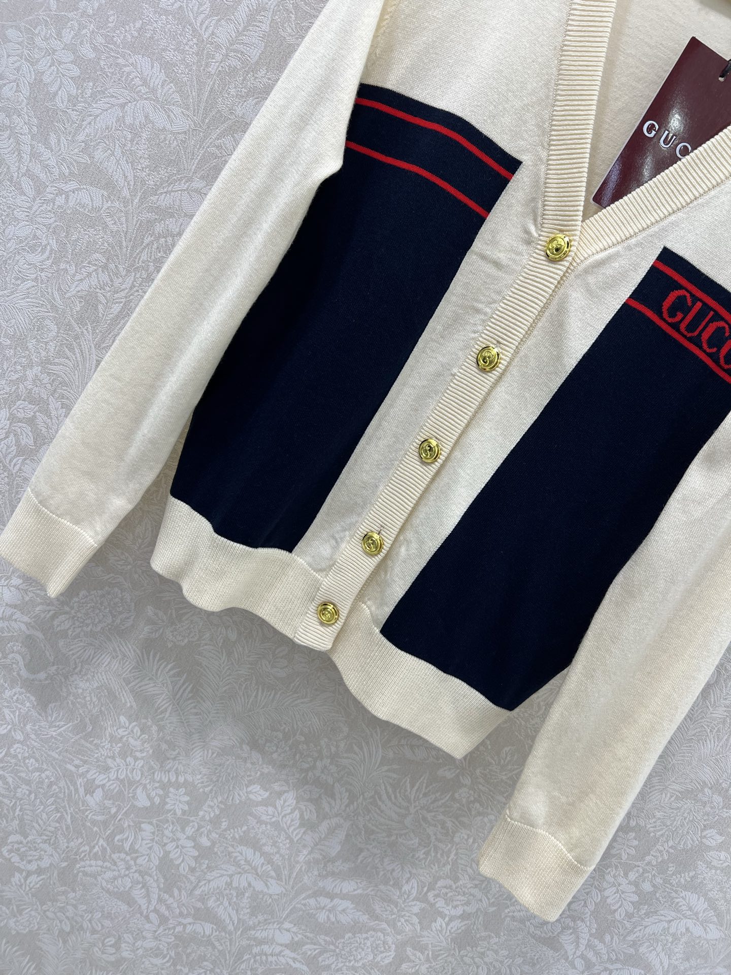 🔥🔥Gucc*25新款V领撞色针织开衫 胸前字母提花 高级大面积撞色 独家高版出品 真的很难不让人心动哇