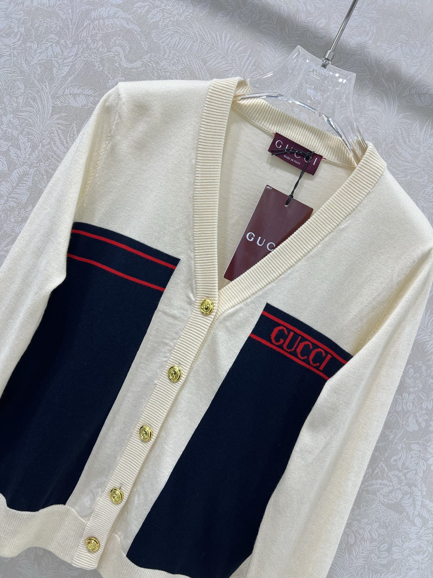 🔥🔥Gucc*25新款V领撞色针织开衫 胸前字母提花 高级大面积撞色 独家高版出品 真的很难不让人心动哇