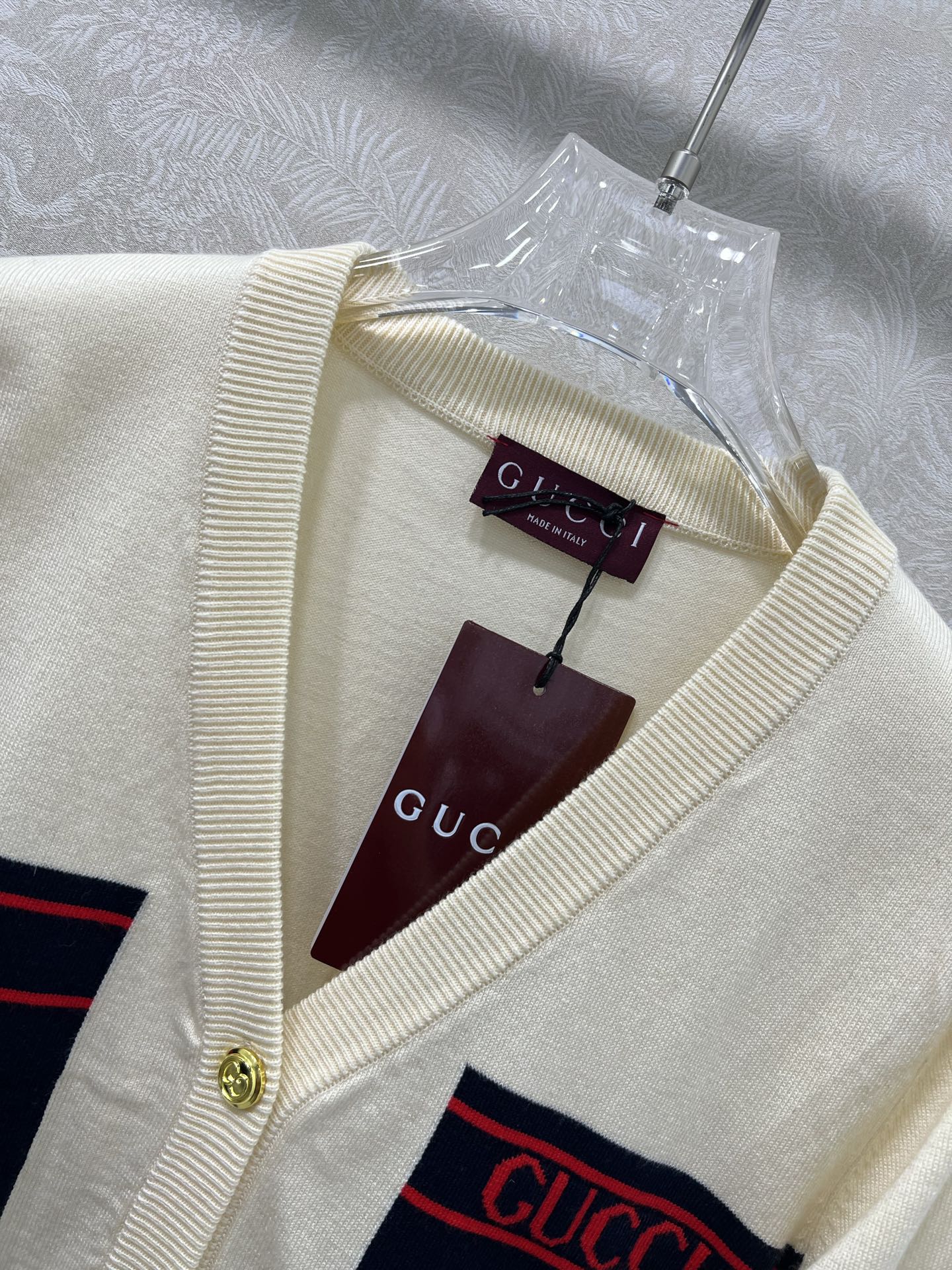 🔥🔥Gucc*25新款V领撞色针织开衫 胸前字母提花 高级大面积撞色 独家高版出品 真的很难不让人心动哇