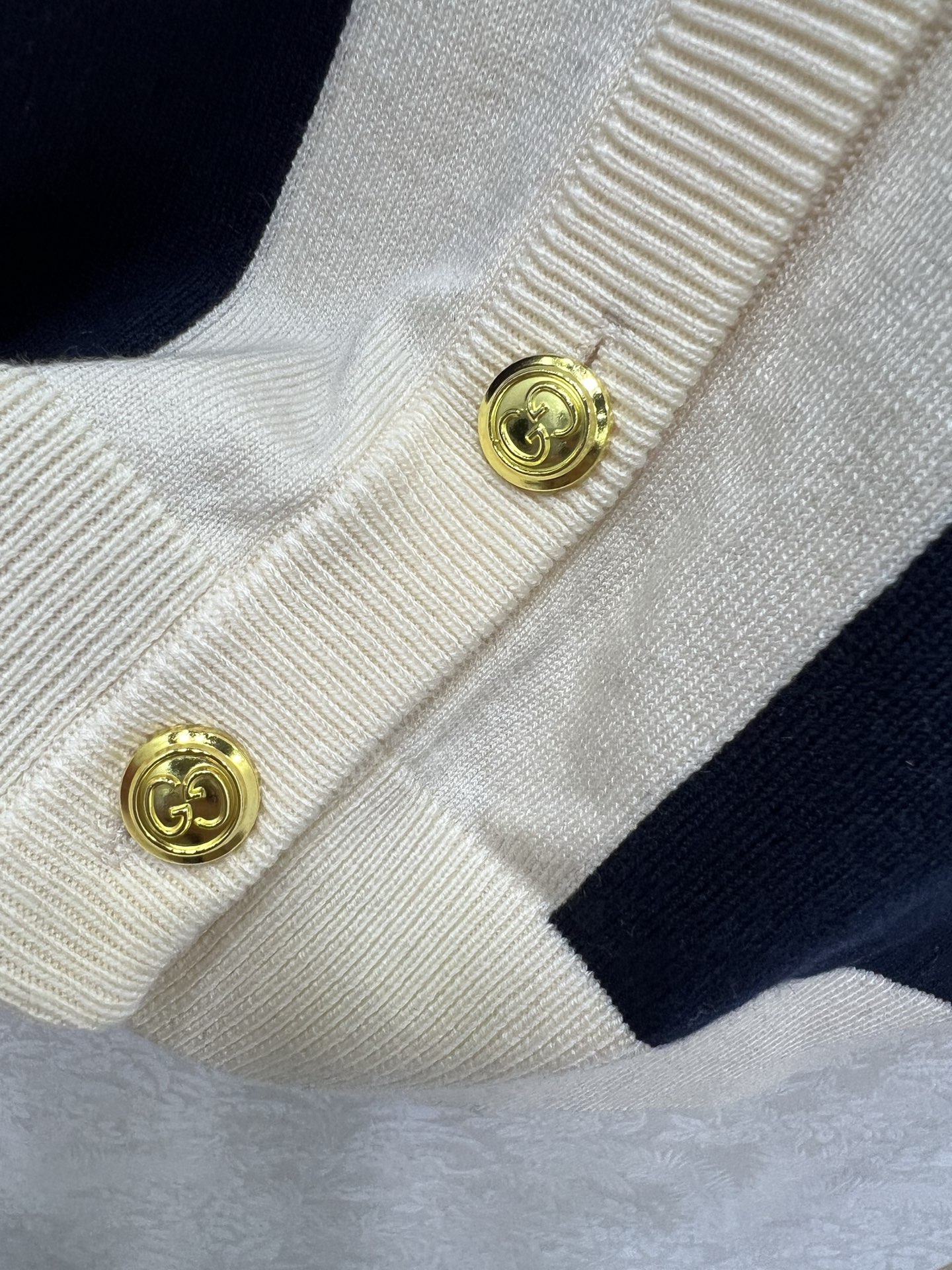 🔥🔥Gucc*25新款V领撞色针织开衫 胸前字母提花 高级大面积撞色 独家高版出品 真的很难不让人心动哇