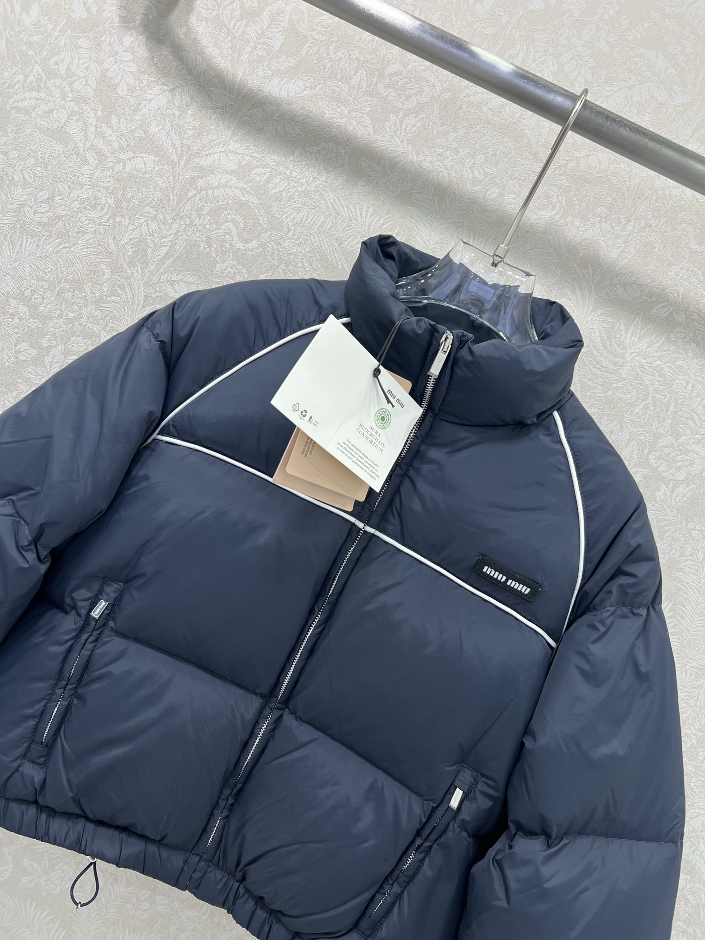 🔥🔥miumi*25新款立领短款羽绒面包外套溜肩拼线头 胸前品牌字母贴标 原版定制记忆丝质感超赞 青春感