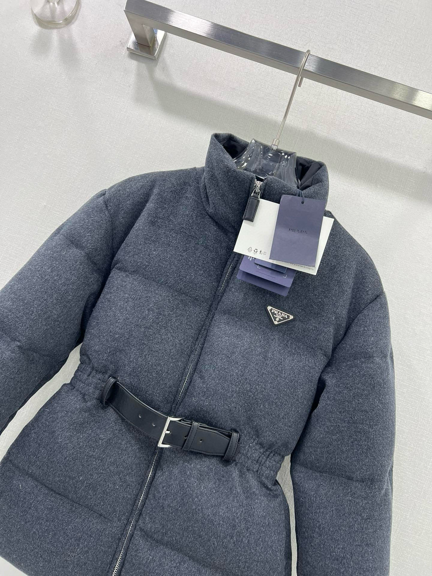 🔥🔥PRAD*25秋冬爆款持续出货~时髦精穿搭90白鹅绒长袖羽绒服 ！立领真皮皮带束腰羊毛呢羽绒服！不挑