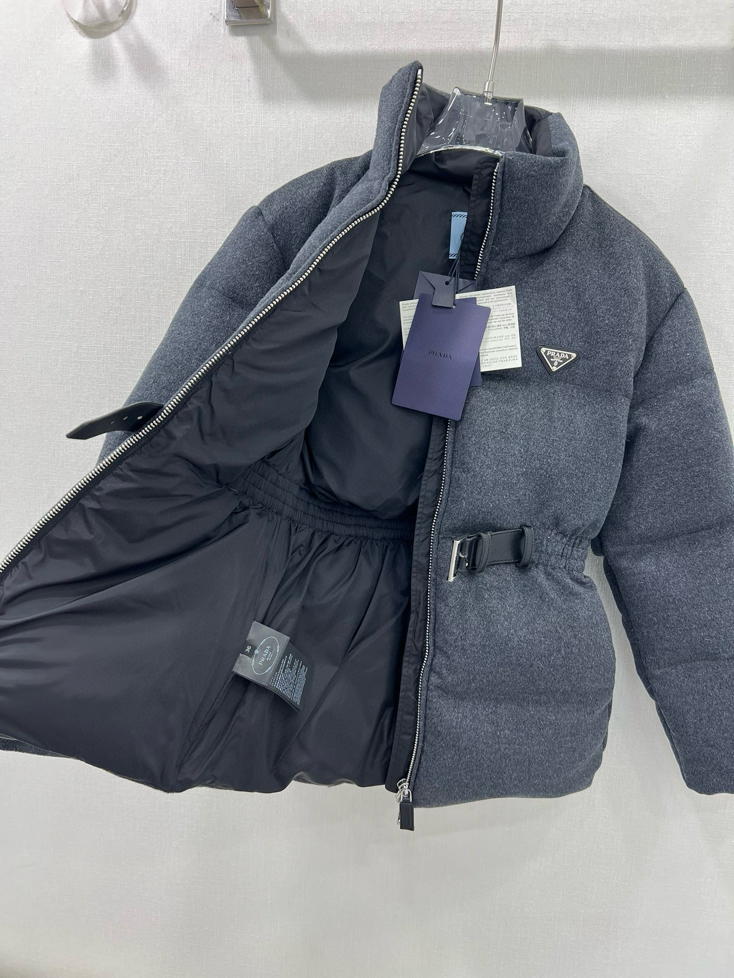 🔥🔥PRAD*25秋冬爆款持续出货~时髦精穿搭90白鹅绒长袖羽绒服 ！立领真皮皮带束腰羊毛呢羽绒服！不挑