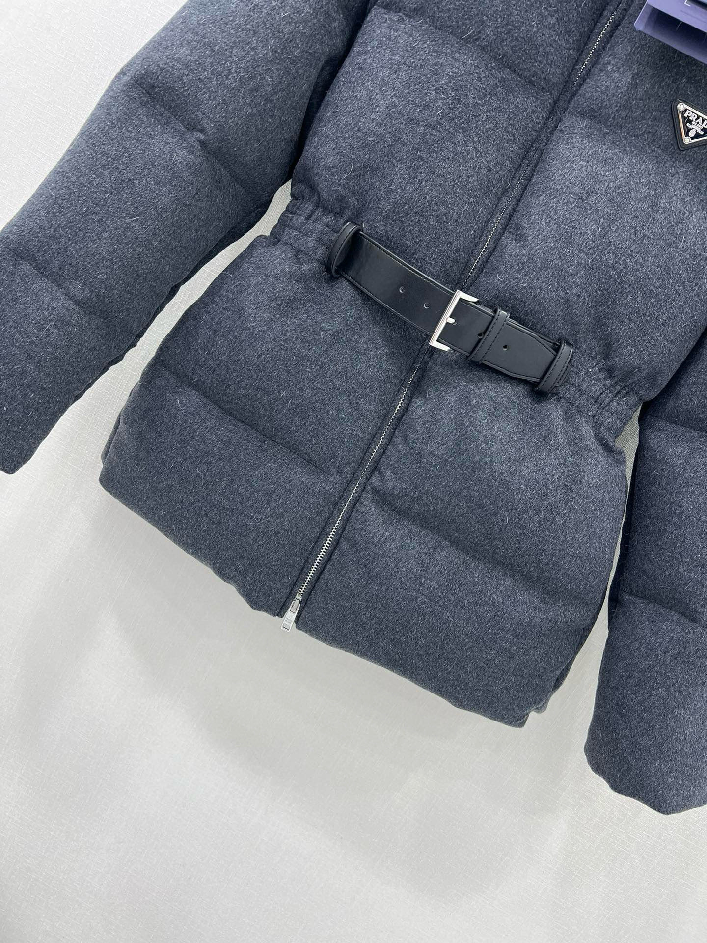 🔥🔥PRAD*25秋冬爆款持续出货~时髦精穿搭90白鹅绒长袖羽绒服 ！立领真皮皮带束腰羊毛呢羽绒服！不挑