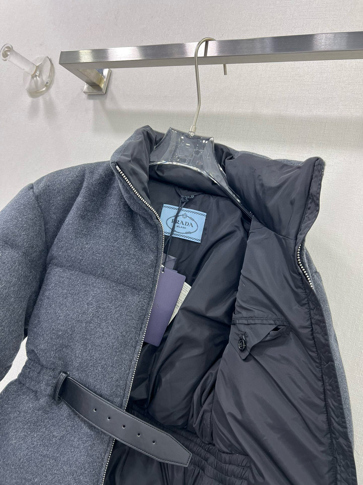 🔥🔥PRAD*25秋冬爆款持续出货~时髦精穿搭90白鹅绒长袖羽绒服 ！立领真皮皮带束腰羊毛呢羽绒服！不挑