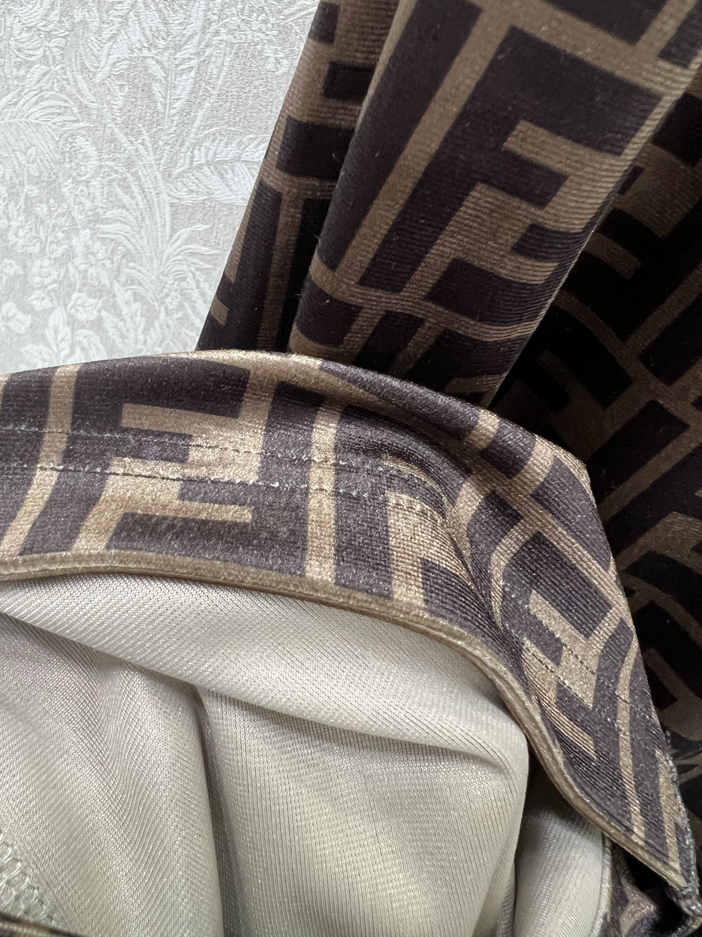 🔥🔥 FEND* 25新款丝绒阔腿裤 简约风气质阔腿休闲裤 腰头经典字母弹力织带 整套双F字母印花 舒适