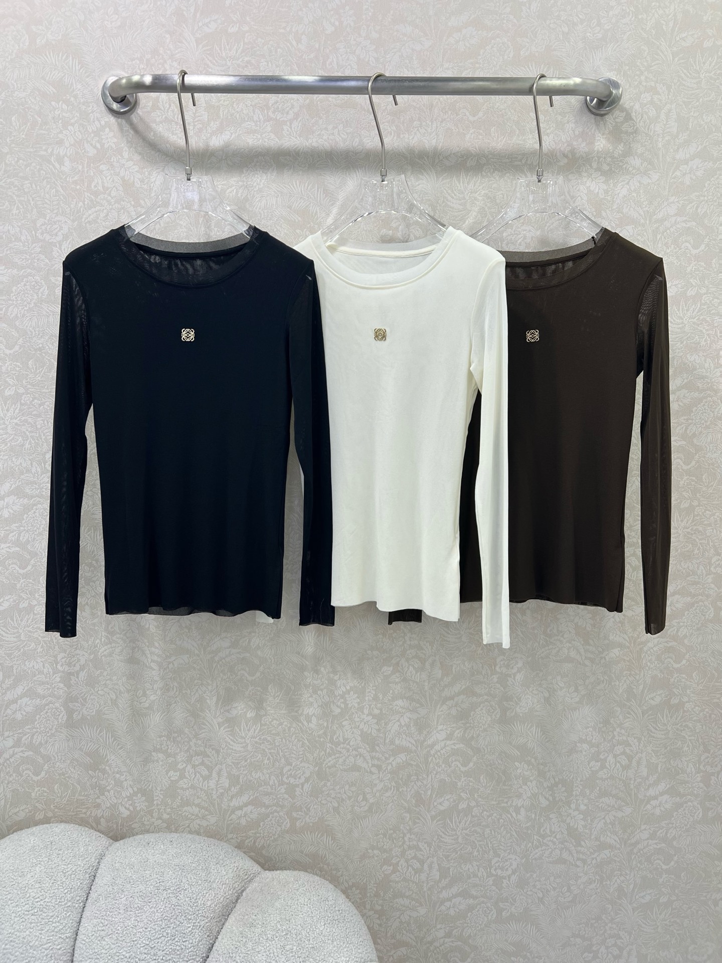 🔥🔥loew*25新款网纱打底 圆领打底上衣 胸前logo小金属装饰 网纱面料柔软亲肤 前片双层不走光 