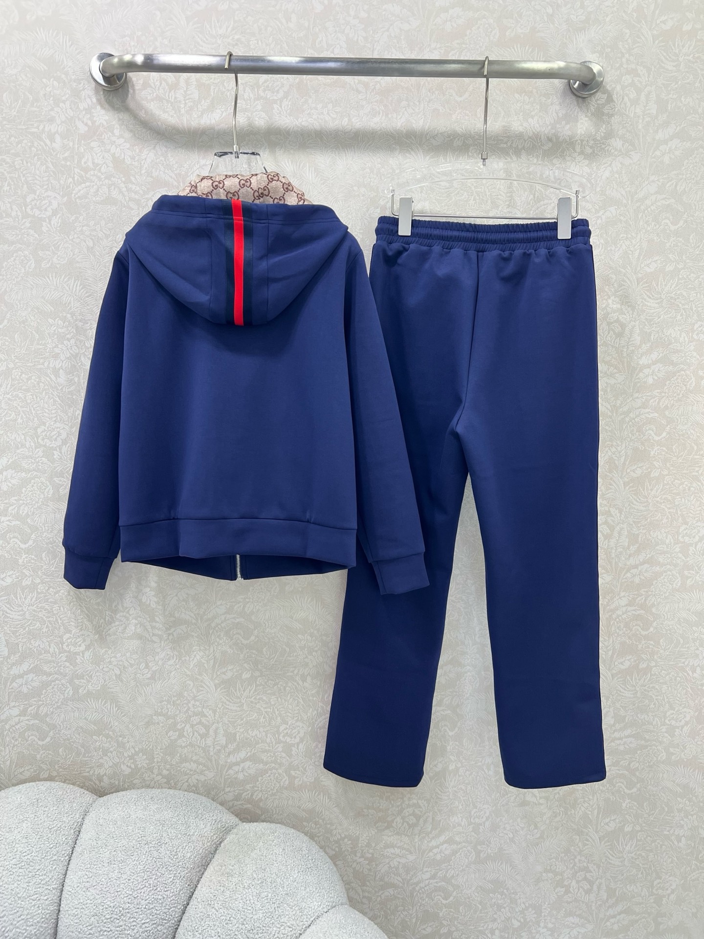 🔥🔥GUCC* 25新款太空棉套装 外套+小直筒裤的组合 两侧拼接红绿织带 胸前双G字母logo刺绣 连