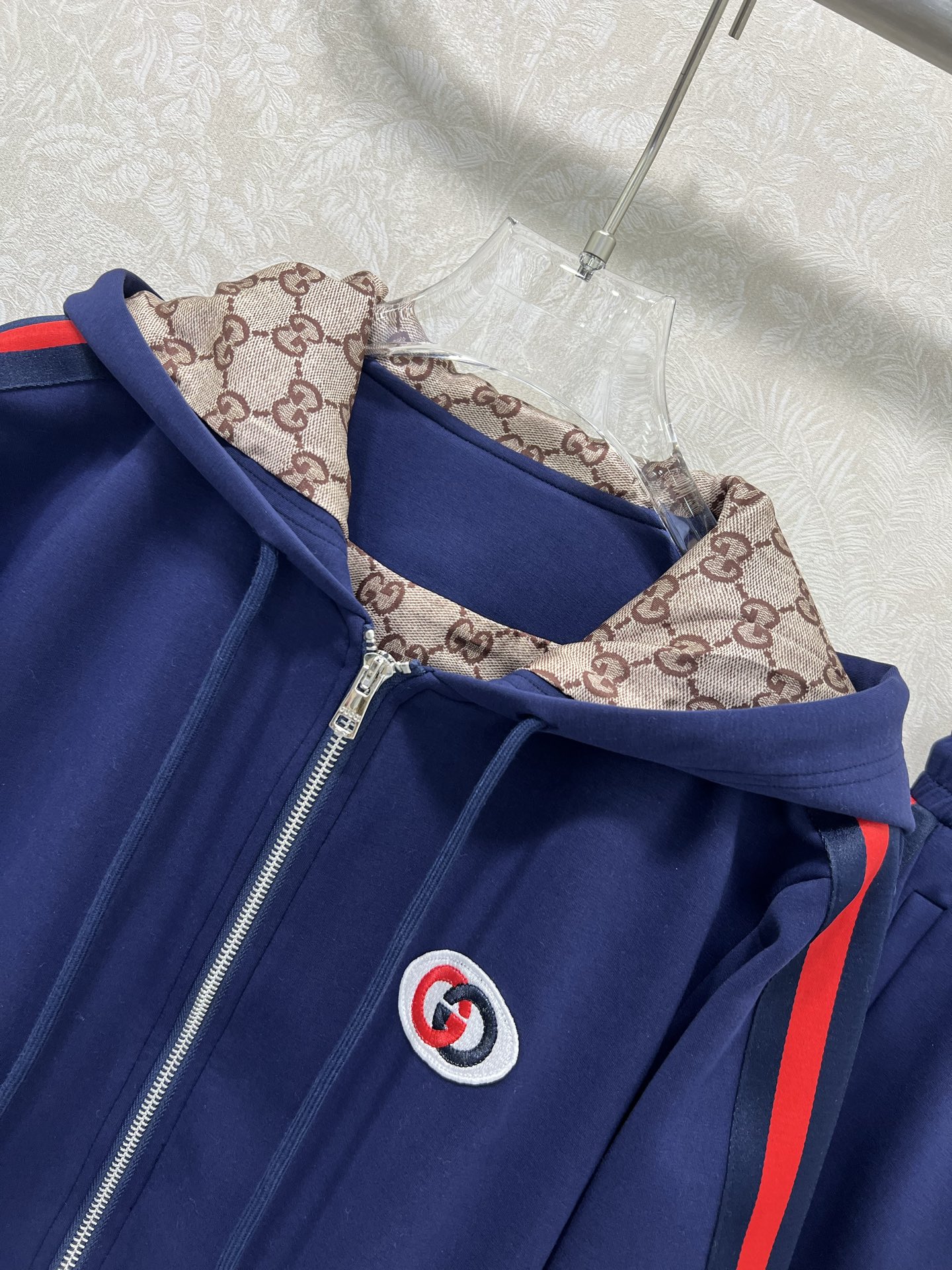 🔥🔥GUCC* 25新款太空棉套装 外套+小直筒裤的组合 两侧拼接红绿织带 胸前双G字母logo刺绣 连