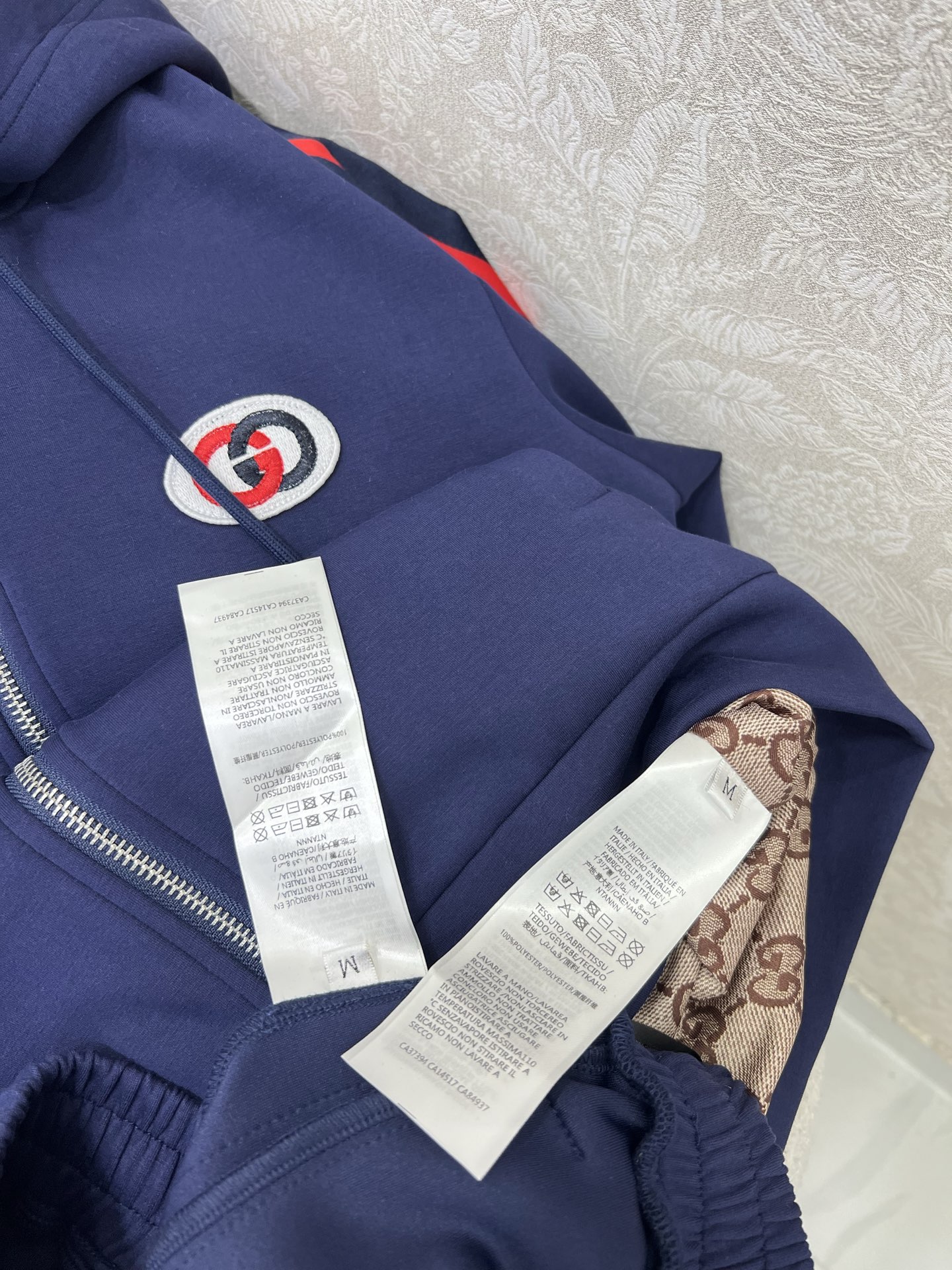 🔥🔥GUCC* 25新款太空棉套装 外套+小直筒裤的组合 两侧拼接红绿织带 胸前双G字母logo刺绣 连