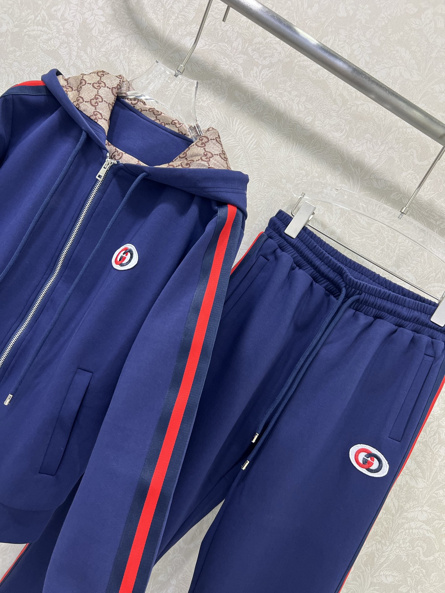 🔥🔥GUCC* 25新款太空棉套装 外套+小直筒裤的组合 两侧拼接红绿织带 胸前双G字母logo刺绣 连