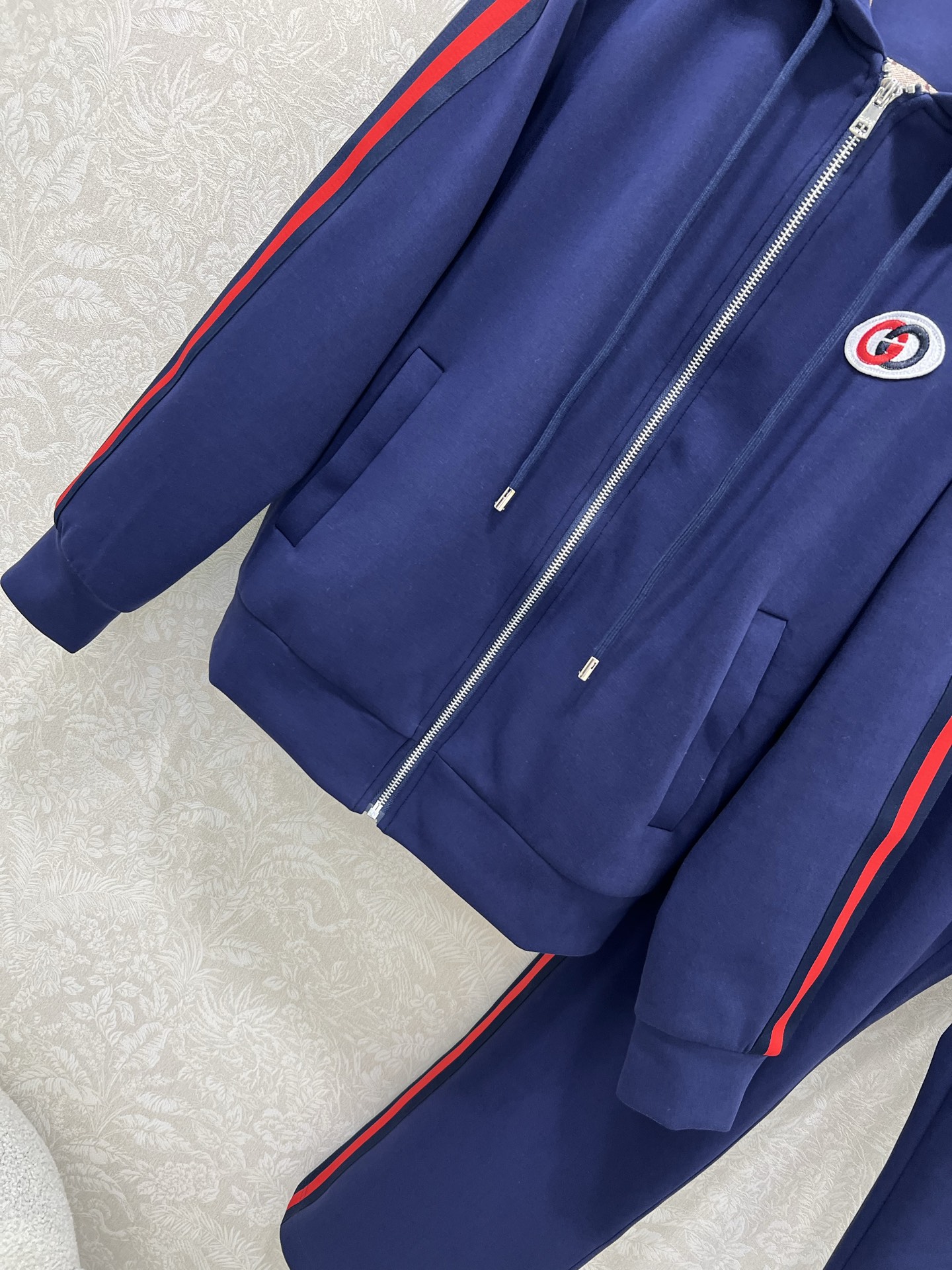 🔥🔥GUCC* 25新款太空棉套装 外套+小直筒裤的组合 两侧拼接红绿织带 胸前双G字母logo刺绣 连