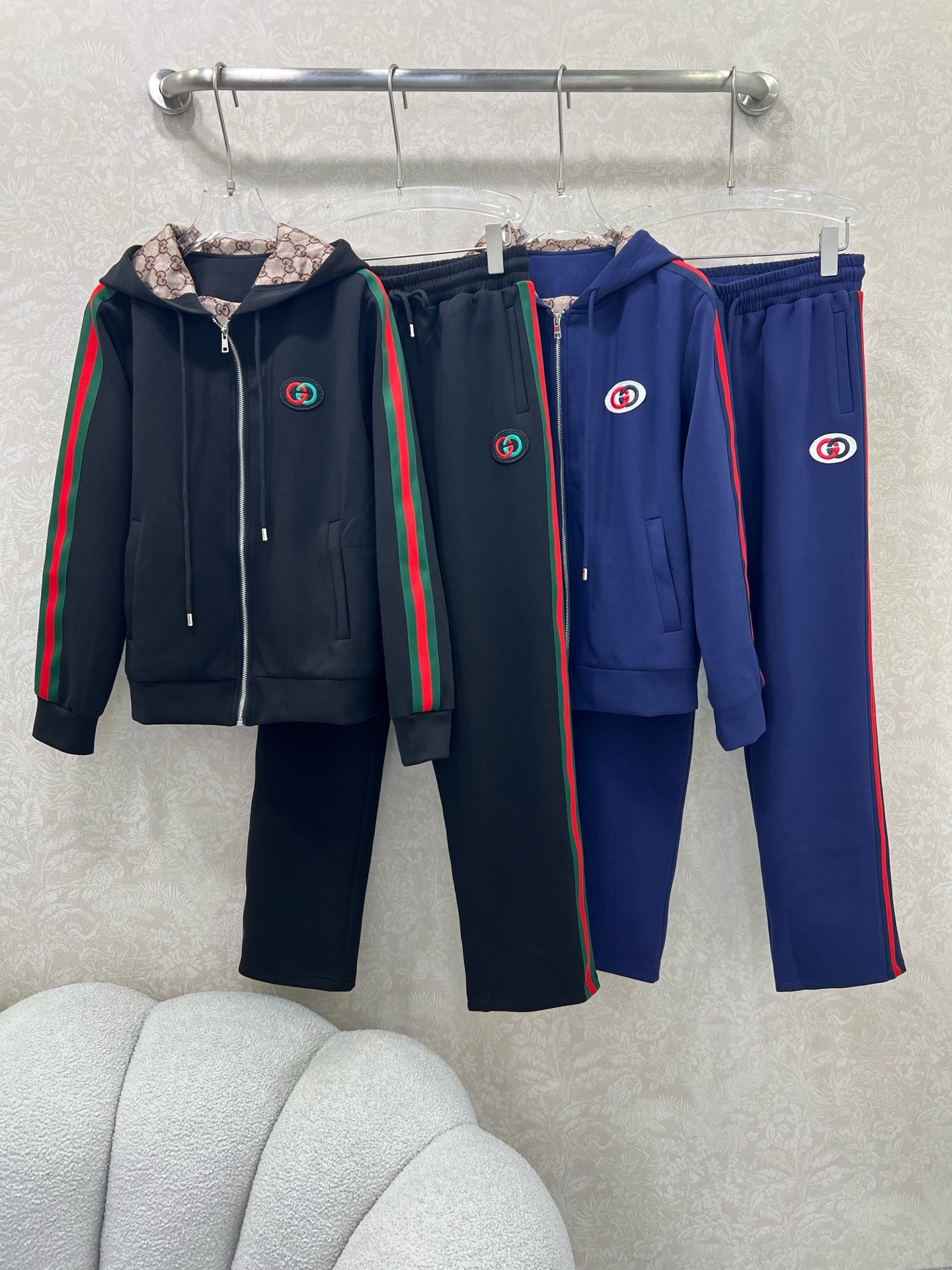 🔥🔥GUCC* 25新款太空棉套装 外套+小直筒裤的组合 两侧拼接红绿织带 胸前双G字母logo刺绣 连
