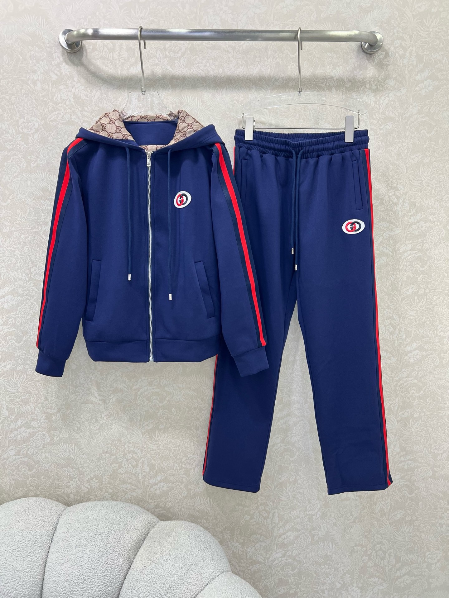 🔥🔥GUCC* 25新款太空棉套装 外套+小直筒裤的组合 两侧拼接红绿织带 胸前双G字母logo刺绣 连