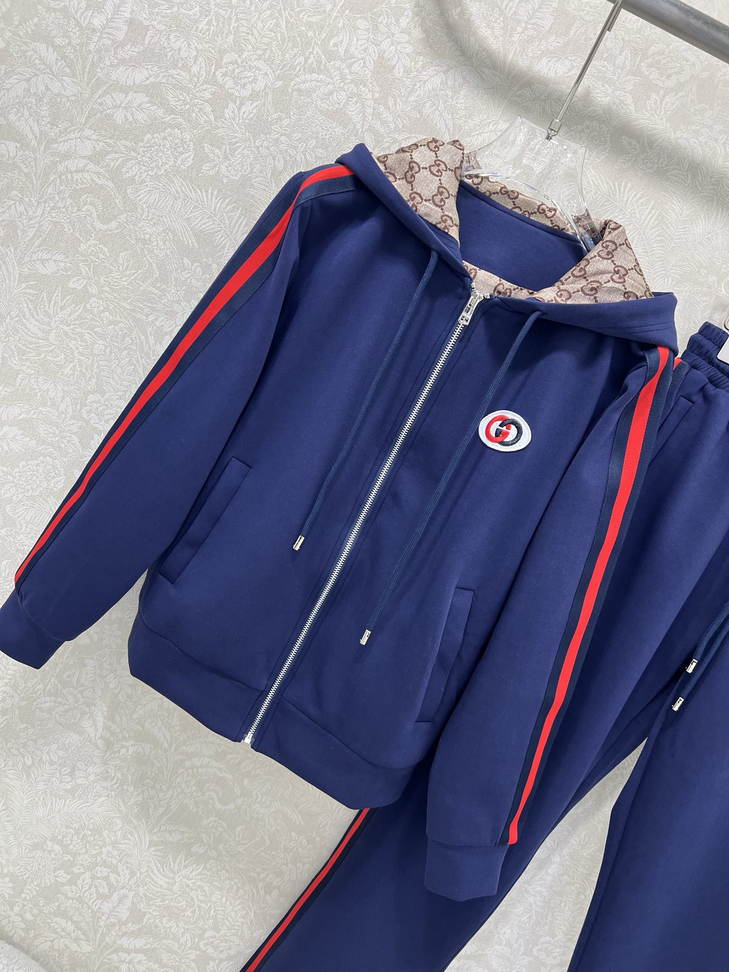 🔥🔥GUCC* 25新款太空棉套装 外套+小直筒裤的组合 两侧拼接红绿织带 胸前双G字母logo刺绣 连