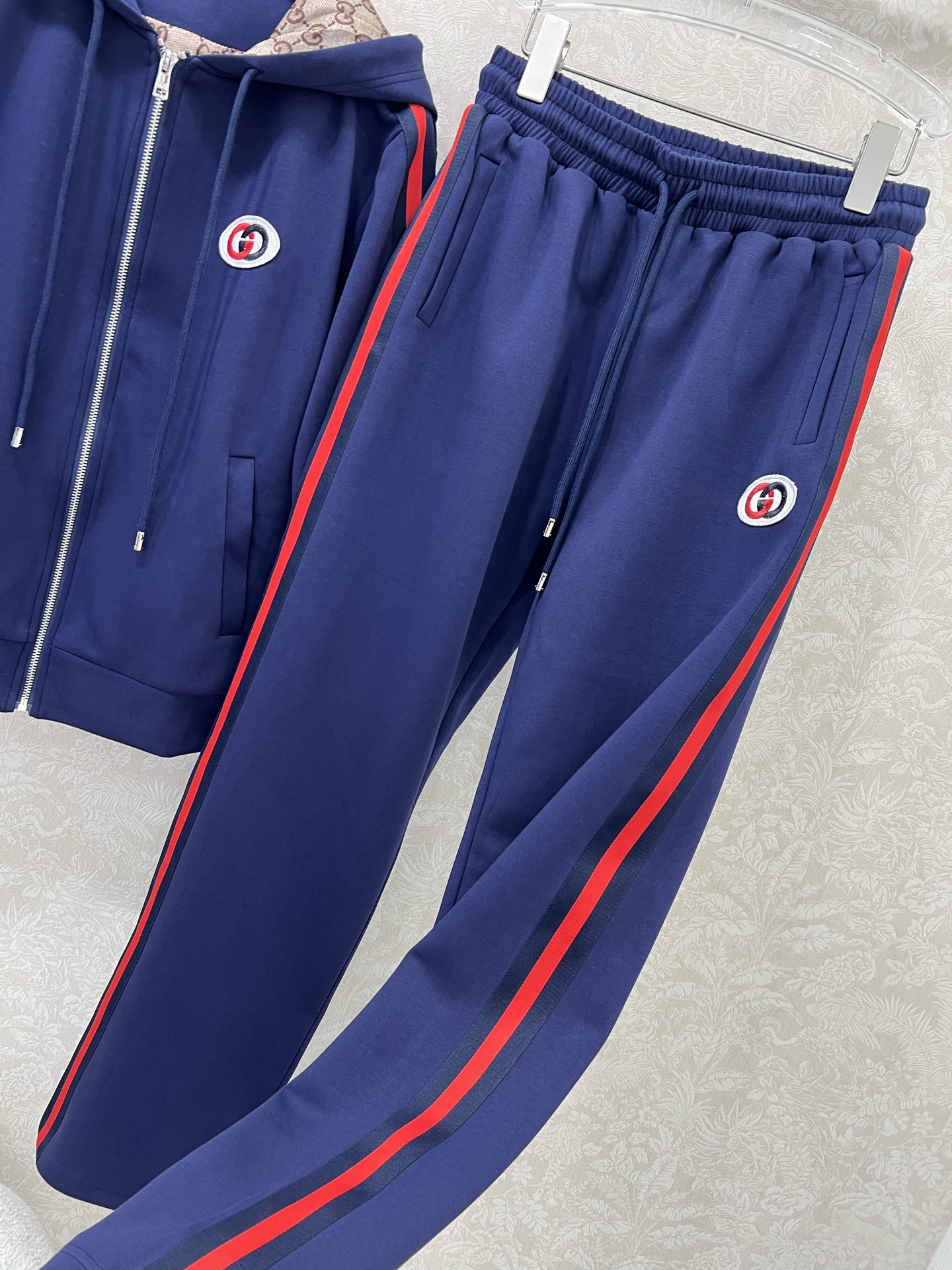 🔥🔥GUCC* 25新款太空棉套装 外套+小直筒裤的组合 两侧拼接红绿织带 胸前双G字母logo刺绣 连