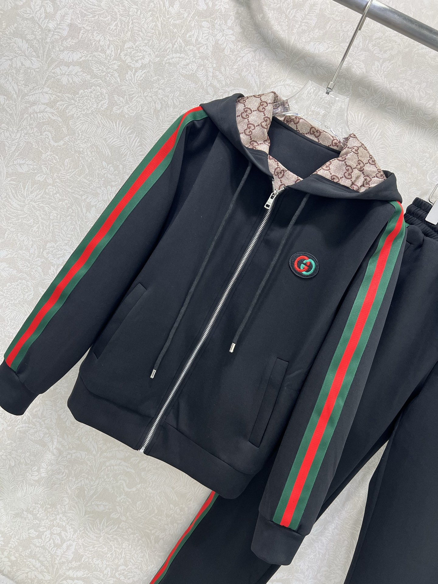 🔥🔥GUCC* 25新款太空棉套装 外套+小直筒裤的组合 两侧拼接红绿织带 胸前双G字母logo刺绣 连