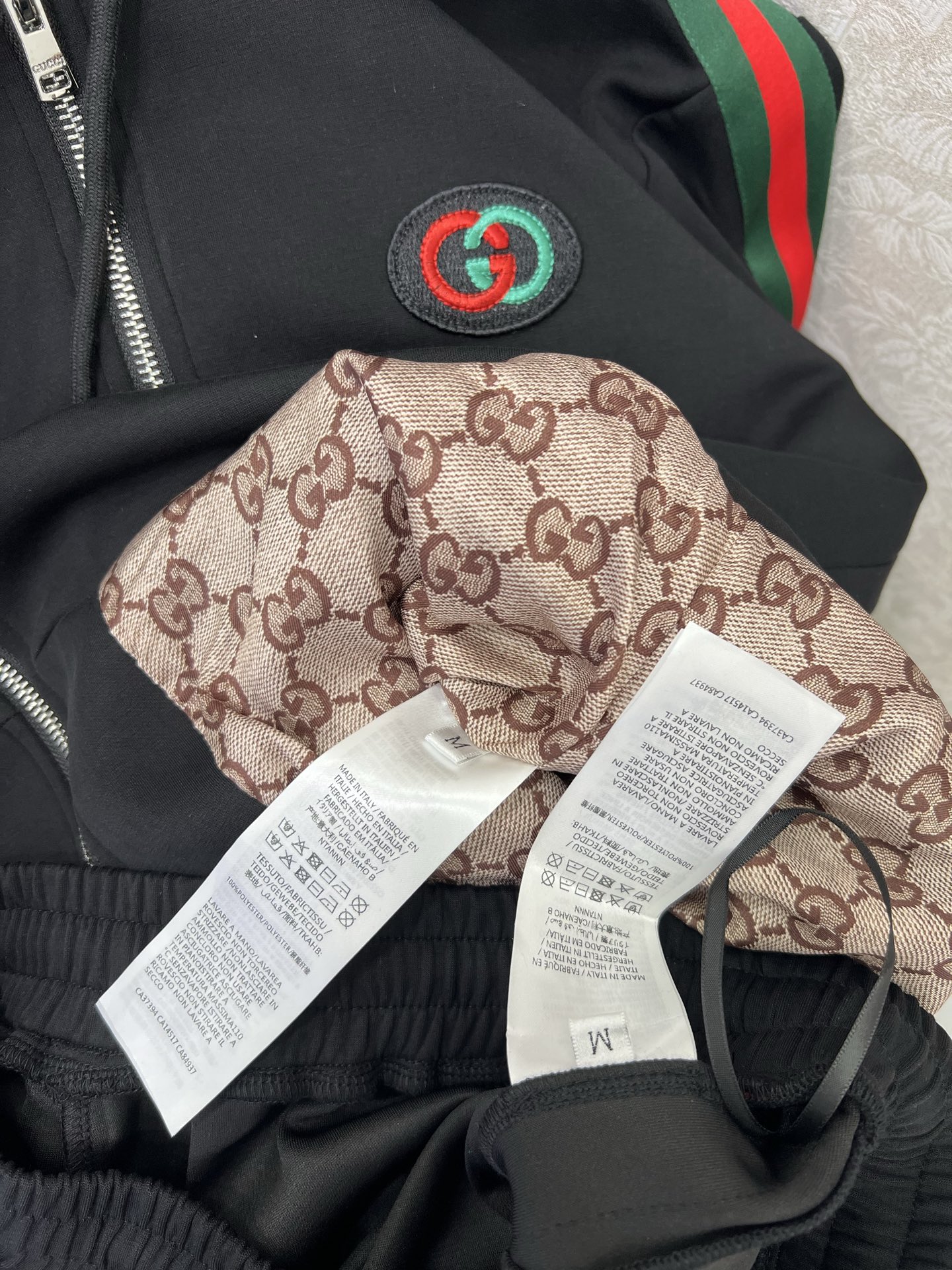 🔥🔥GUCC* 25新款太空棉套装 外套+小直筒裤的组合 两侧拼接红绿织带 胸前双G字母logo刺绣 连