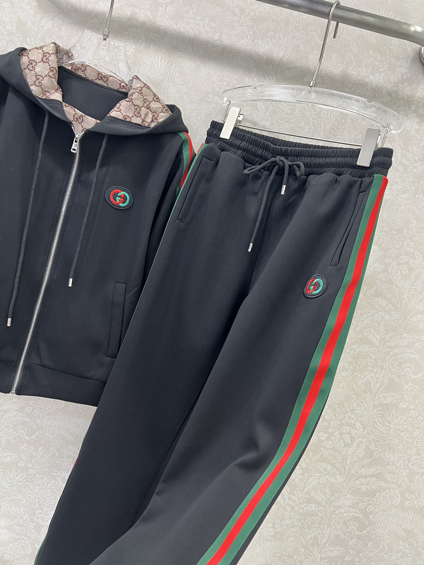 🔥🔥GUCC* 25新款太空棉套装 外套+小直筒裤的组合 两侧拼接红绿织带 胸前双G字母logo刺绣 连