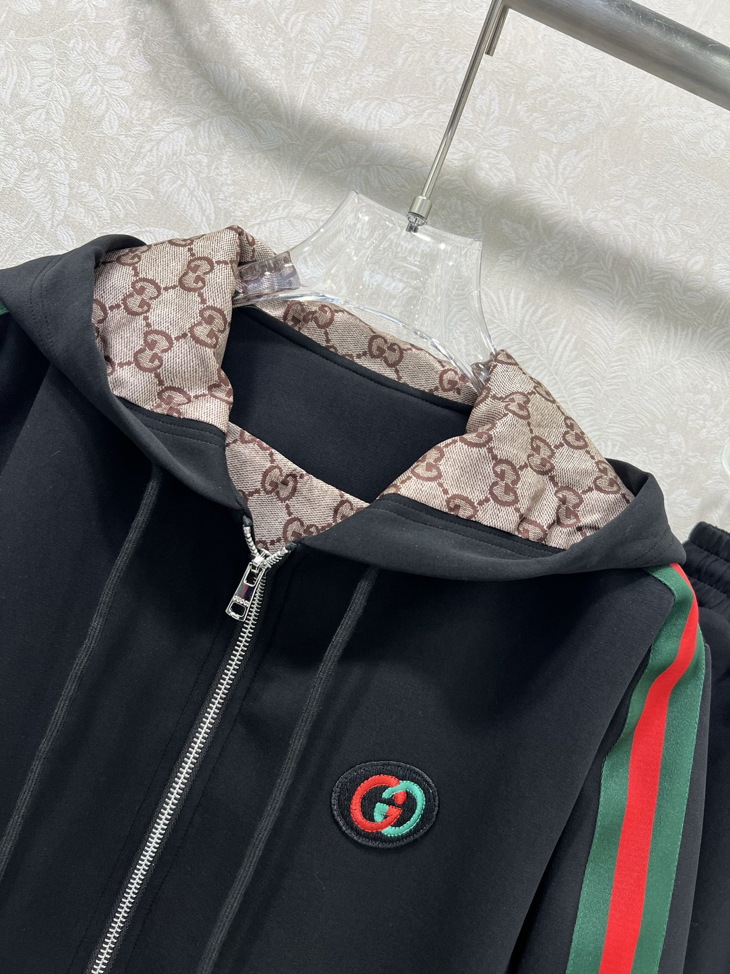 🔥🔥GUCC* 25新款太空棉套装 外套+小直筒裤的组合 两侧拼接红绿织带 胸前双G字母logo刺绣 连