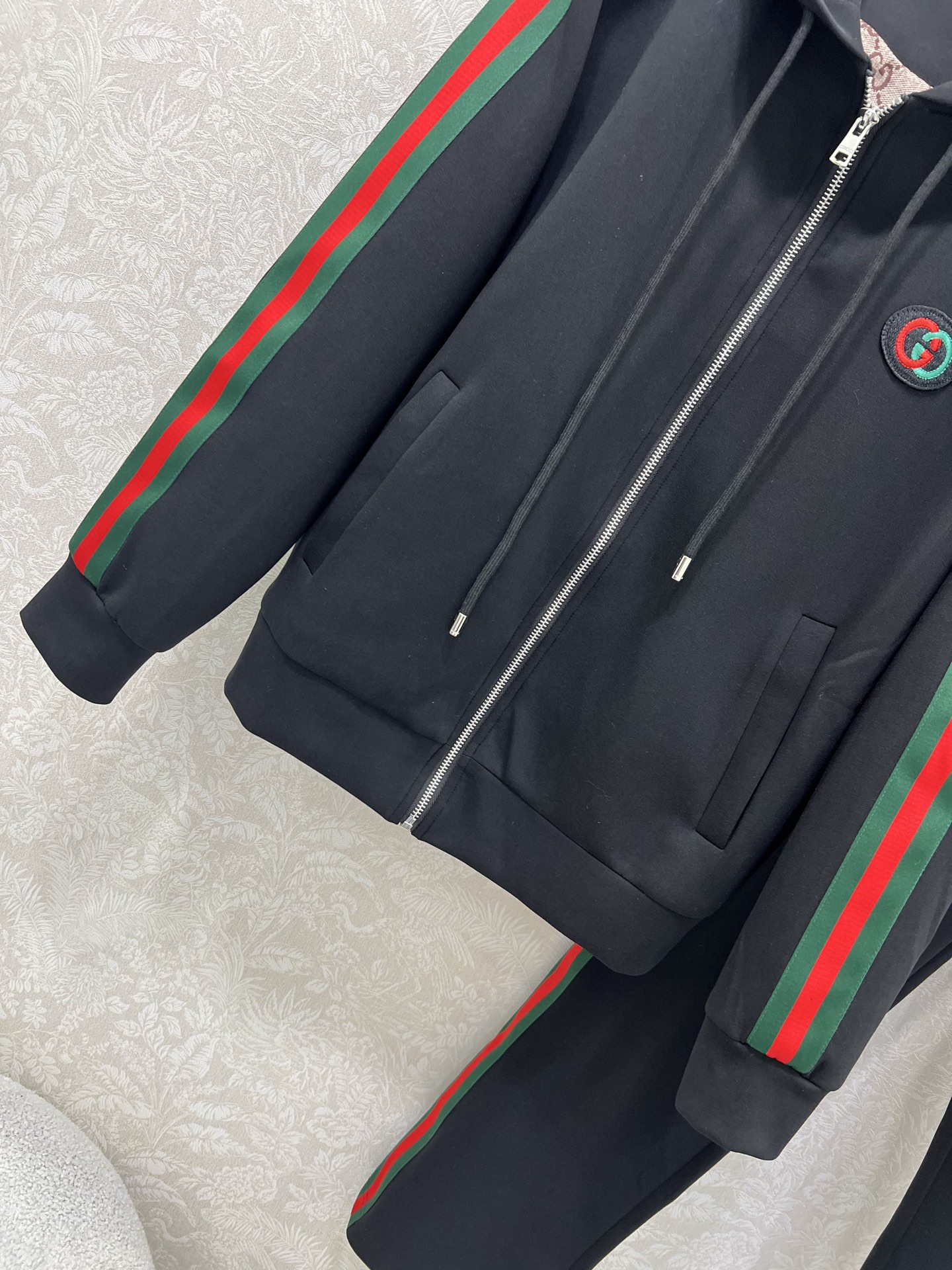 🔥🔥GUCC* 25新款太空棉套装 外套+小直筒裤的组合 两侧拼接红绿织带 胸前双G字母logo刺绣 连