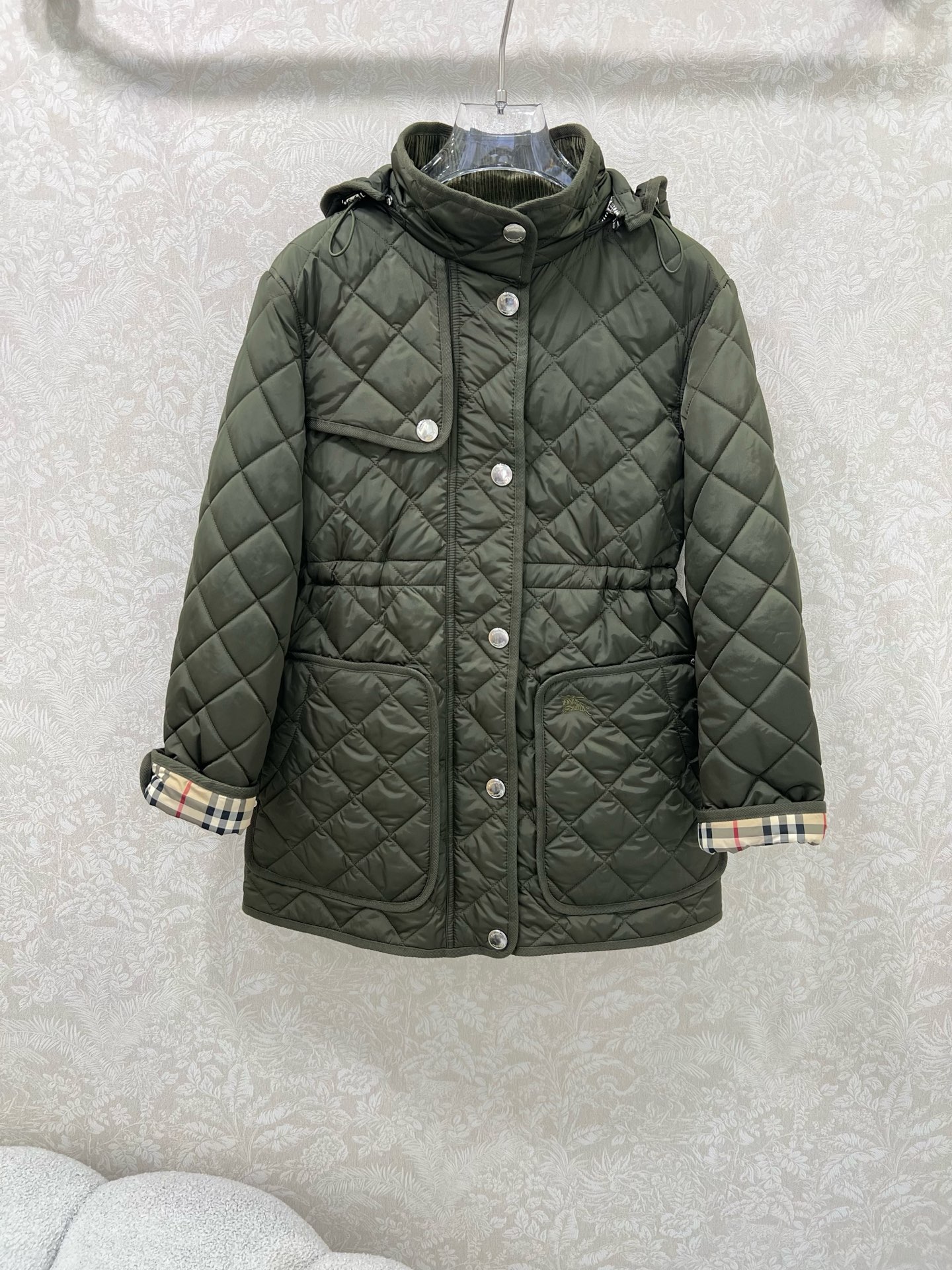 🔥🔥 burber*y 25新款棉衣棉服外套 可拆卸连帽灯芯绒小立领设计非常亮眼 内衬经典英伦格纹视觉冲