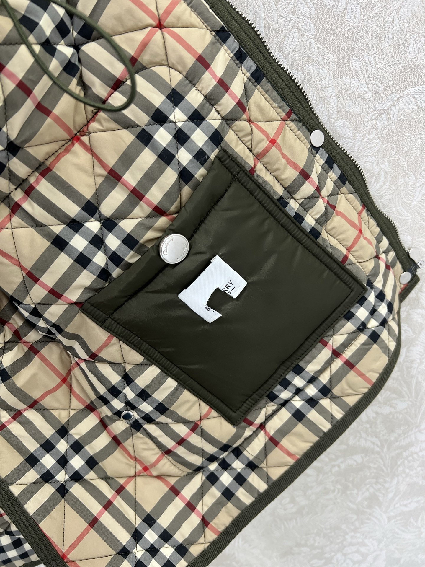 🔥🔥 burber*y 25新款棉衣棉服外套 可拆卸连帽灯芯绒小立领设计非常亮眼 内衬经典英伦格纹视觉冲