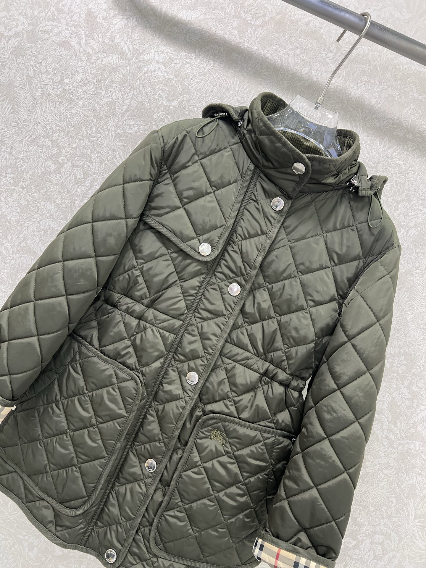 🔥🔥 burber*y 25新款棉衣棉服外套 可拆卸连帽灯芯绒小立领设计非常亮眼 内衬经典英伦格纹视觉冲