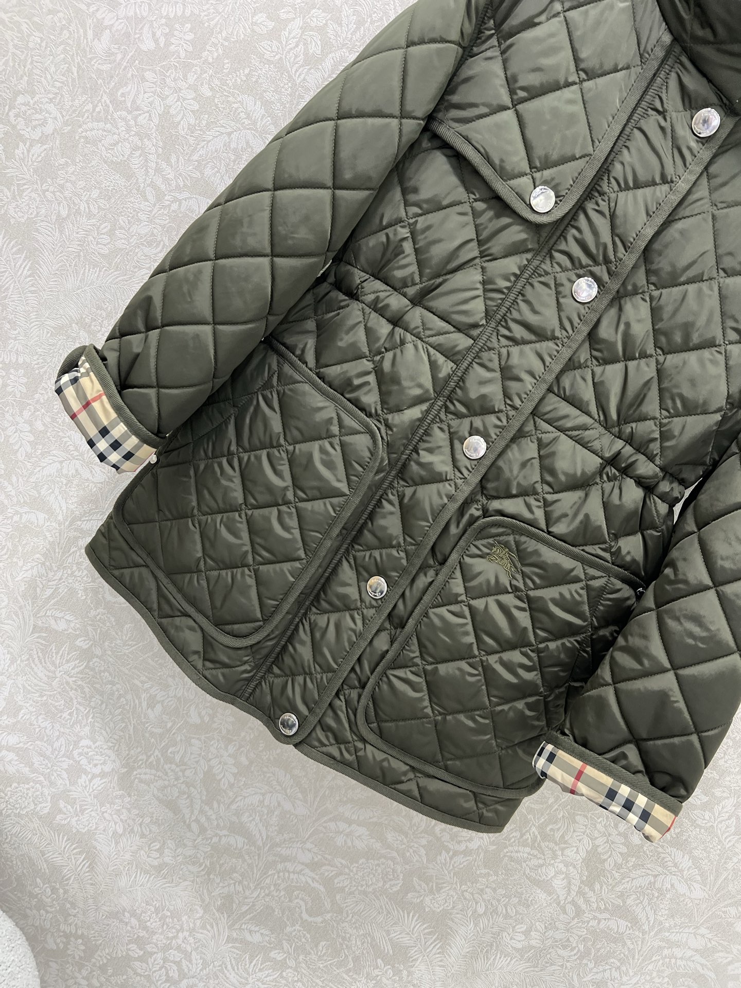 🔥🔥 burber*y 25新款棉衣棉服外套 可拆卸连帽灯芯绒小立领设计非常亮眼 内衬经典英伦格纹视觉冲