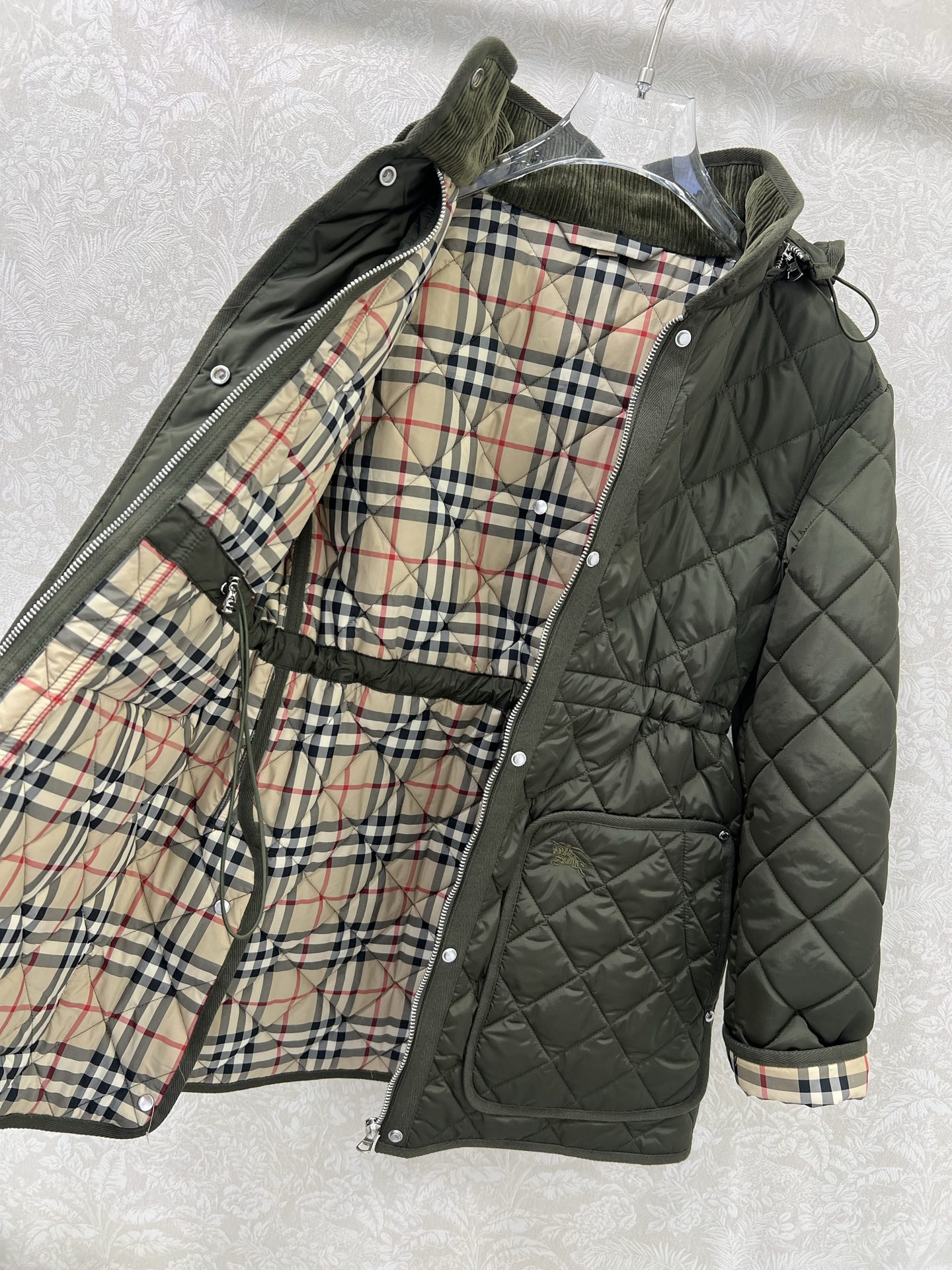 🔥🔥 burber*y 25新款棉衣棉服外套 可拆卸连帽灯芯绒小立领设计非常亮眼 内衬经典英伦格纹视觉冲