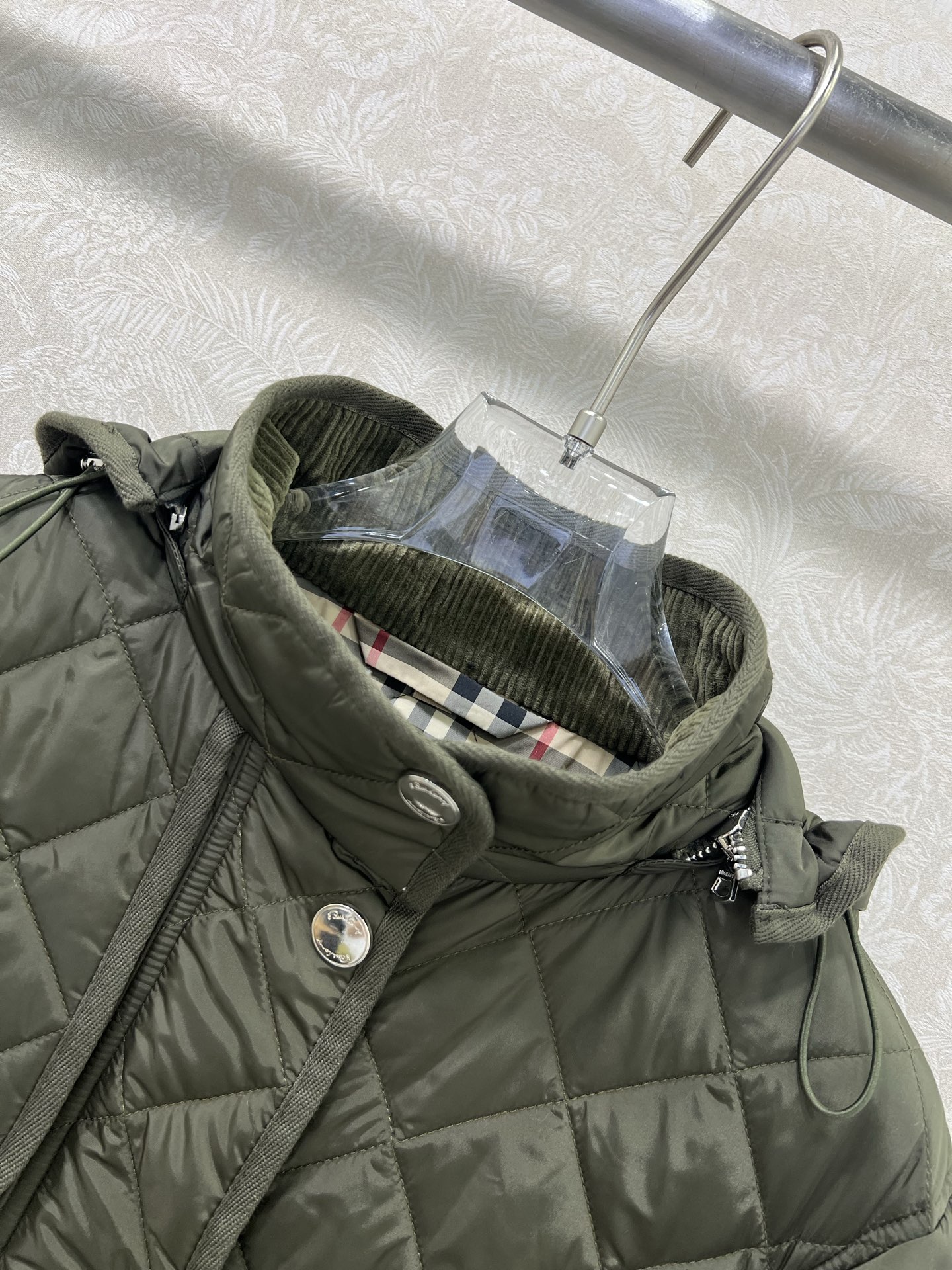 🔥🔥 burber*y 25新款棉衣棉服外套 可拆卸连帽灯芯绒小立领设计非常亮眼 内衬经典英伦格纹视觉冲