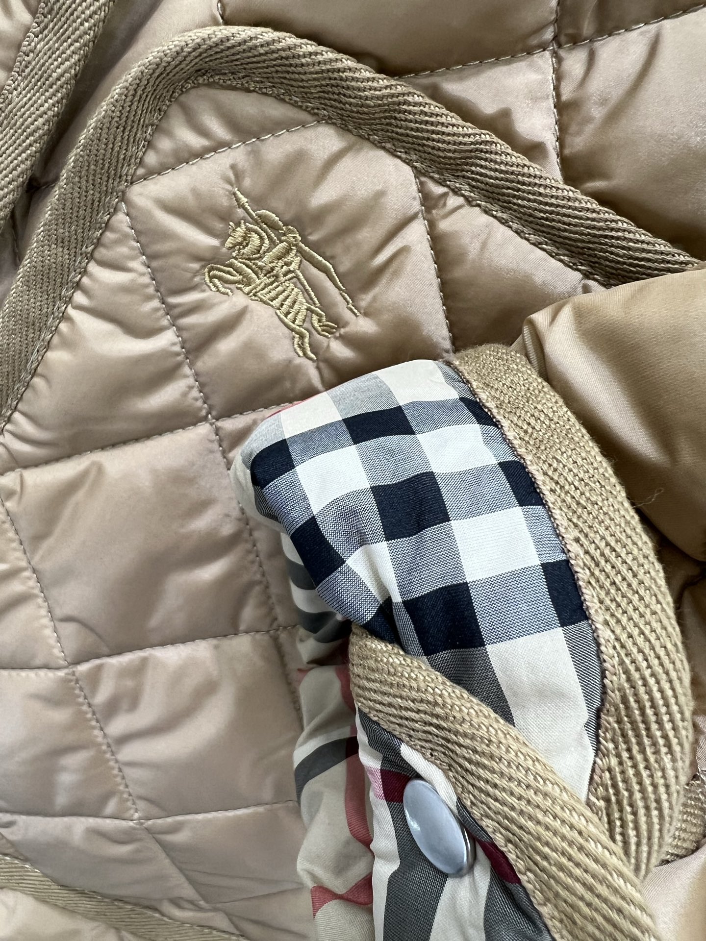🔥🔥 burber*y 25新款棉衣棉服外套 可拆卸连帽灯芯绒小立领设计非常亮眼 内衬经典英伦格纹视觉冲